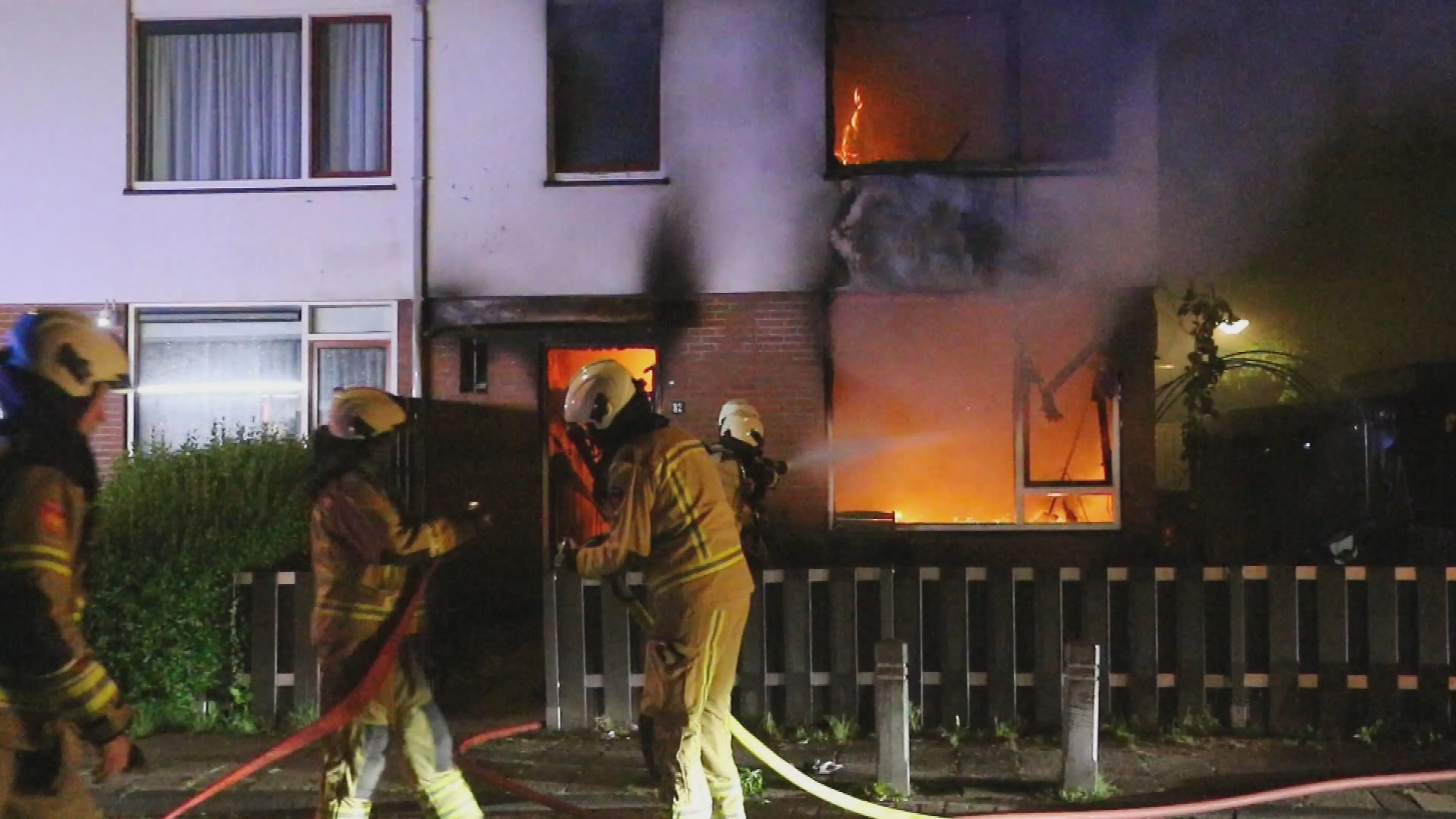 Felle woningbrand in Hoogeveen, 'omstanders halen kinderen uit pand'