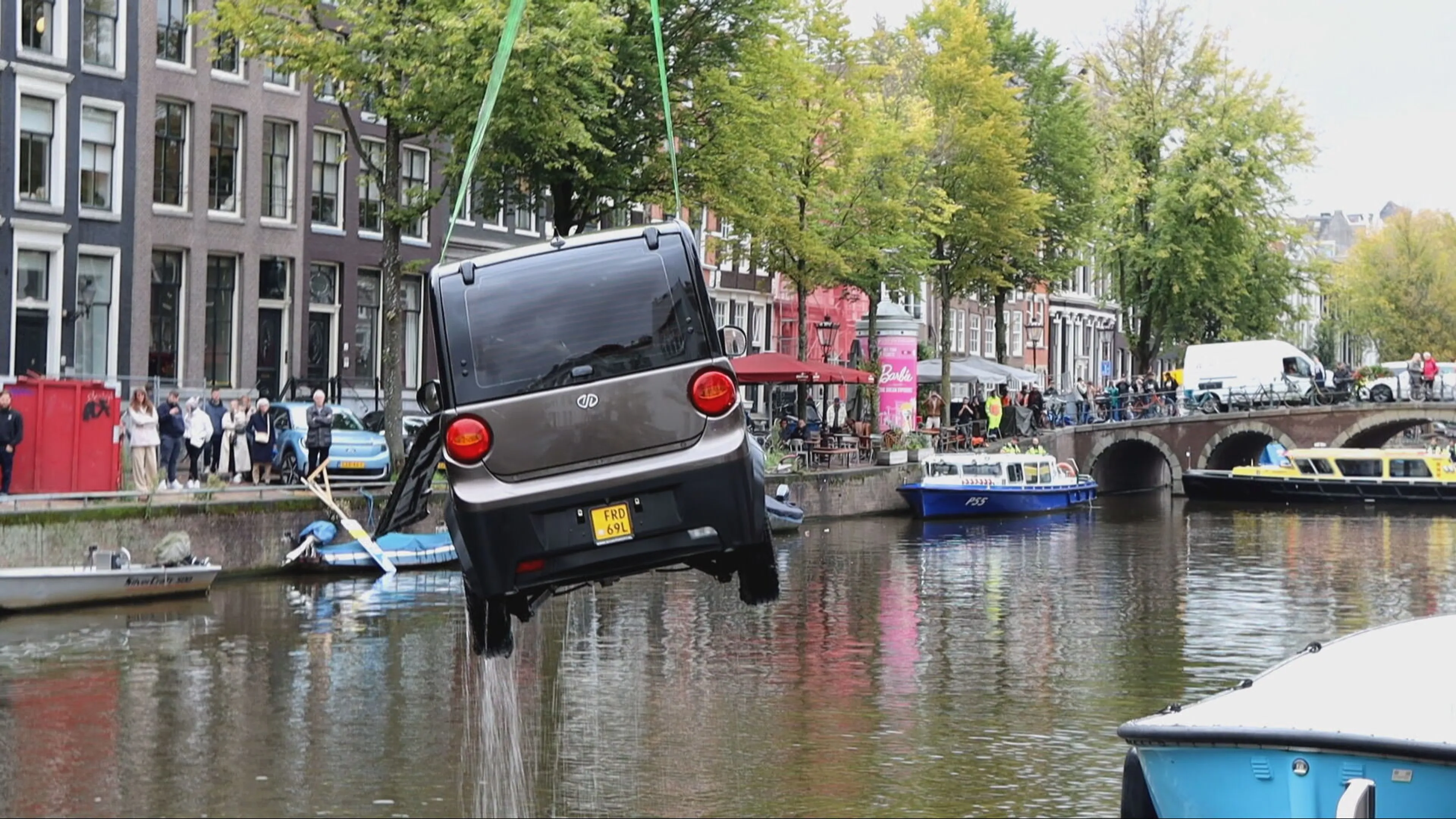 Kind (3) op nippertje gered door omstander als brommobiel in Amsterdamse gracht belandt