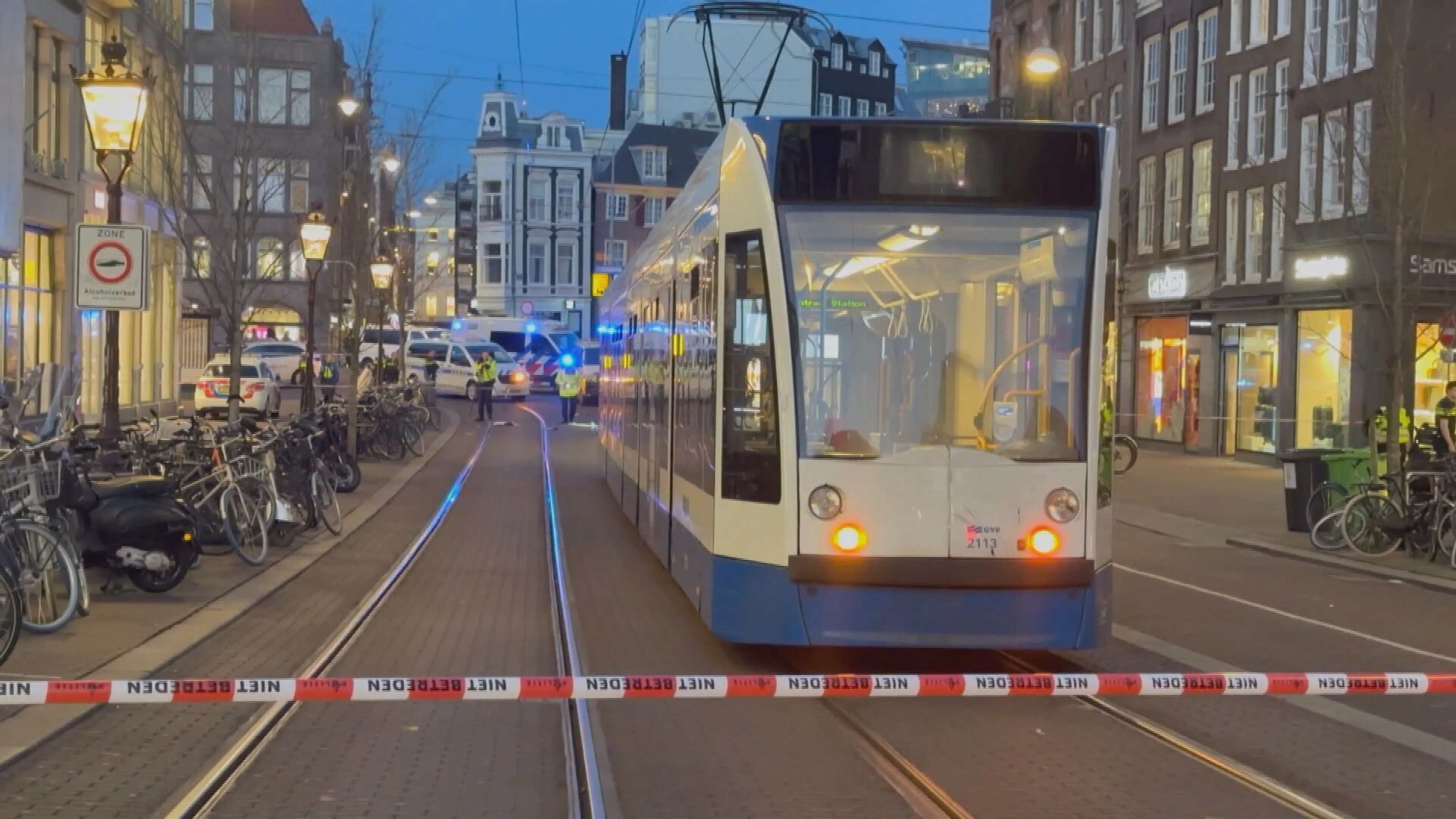 Fietser (57) ernstig gewond: klem tussen twee trams in Amsterdam