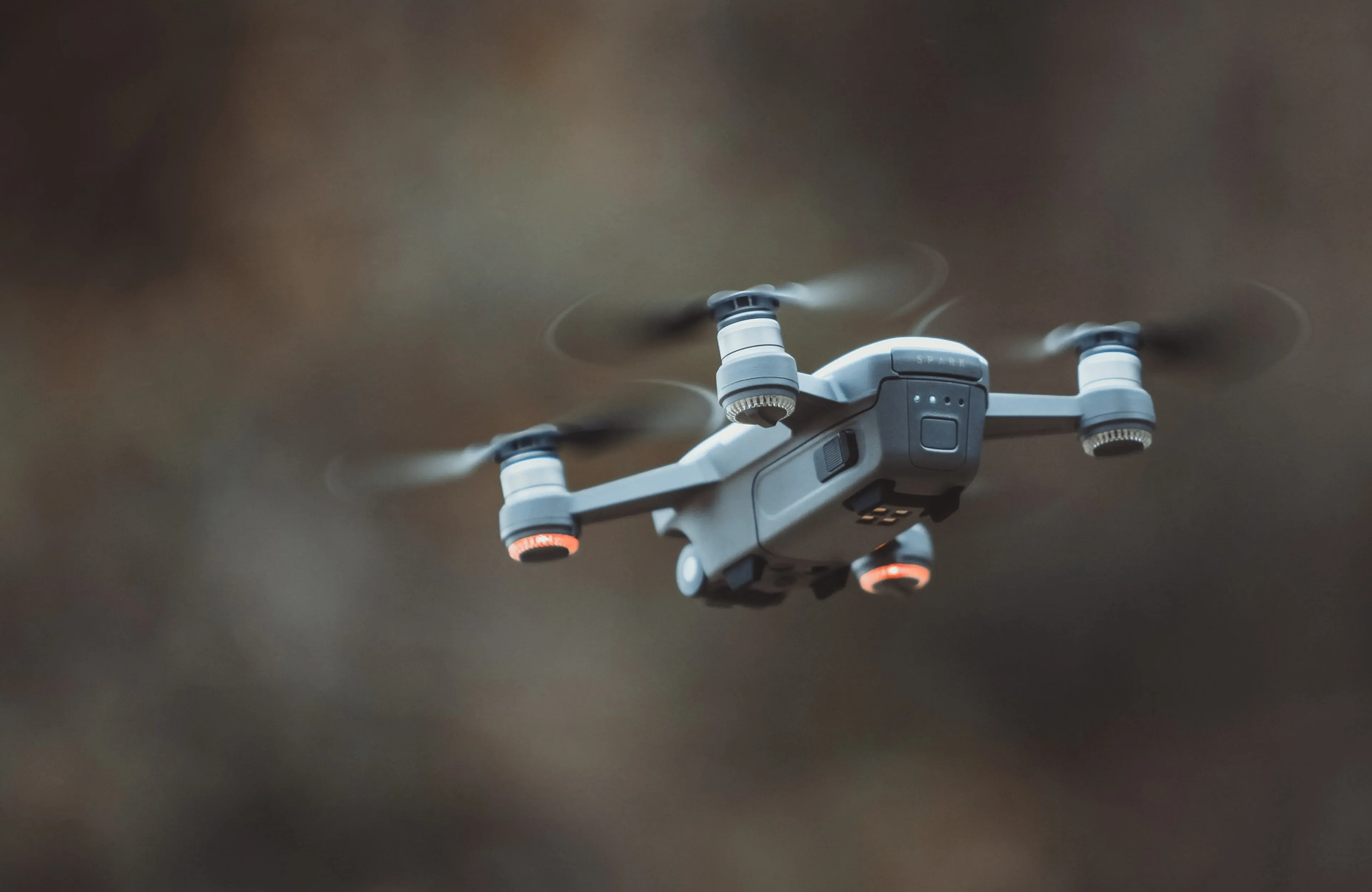 Drone waarschuwt winkelend publiek in Heerlen om afstand te houden