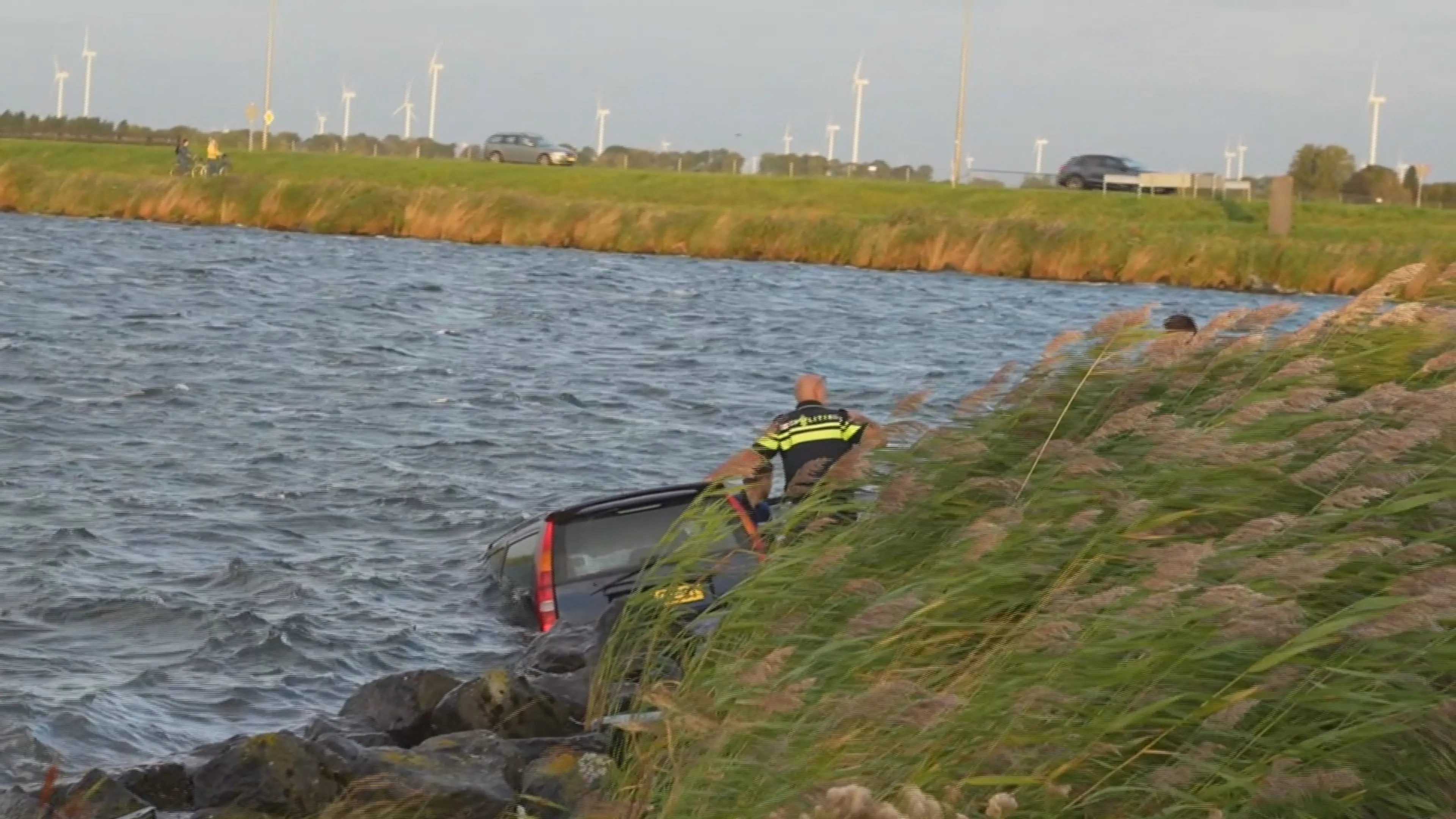 Vrouw verliest macht over het stuur en rijdt met auto het water in