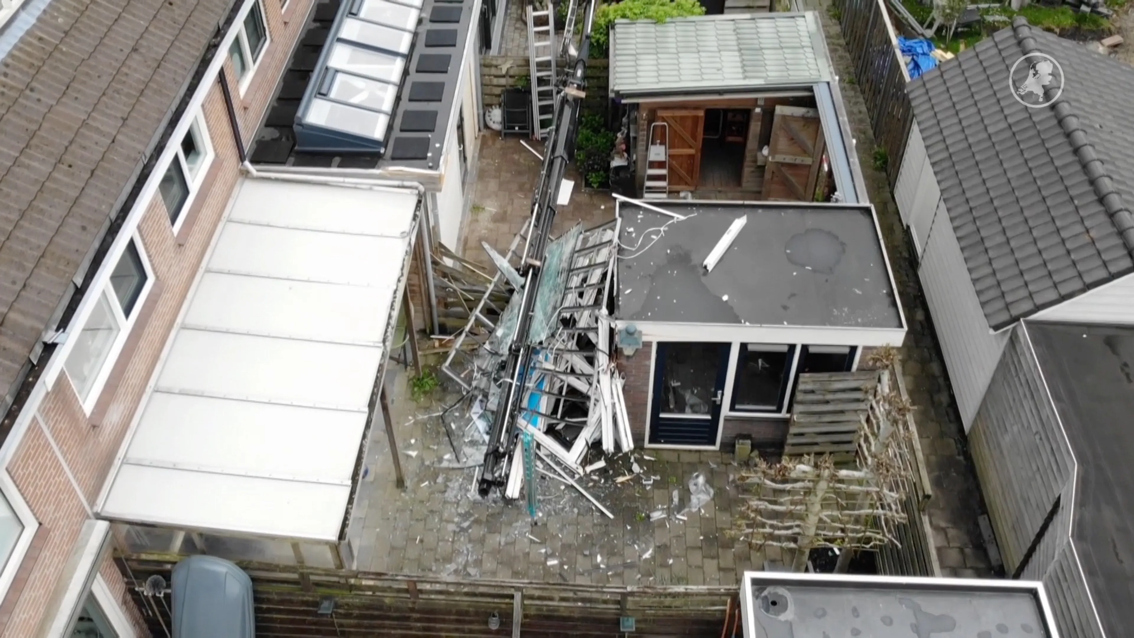 Omgevallen hijskraan zorgt voor ravage in meerdere tuinen