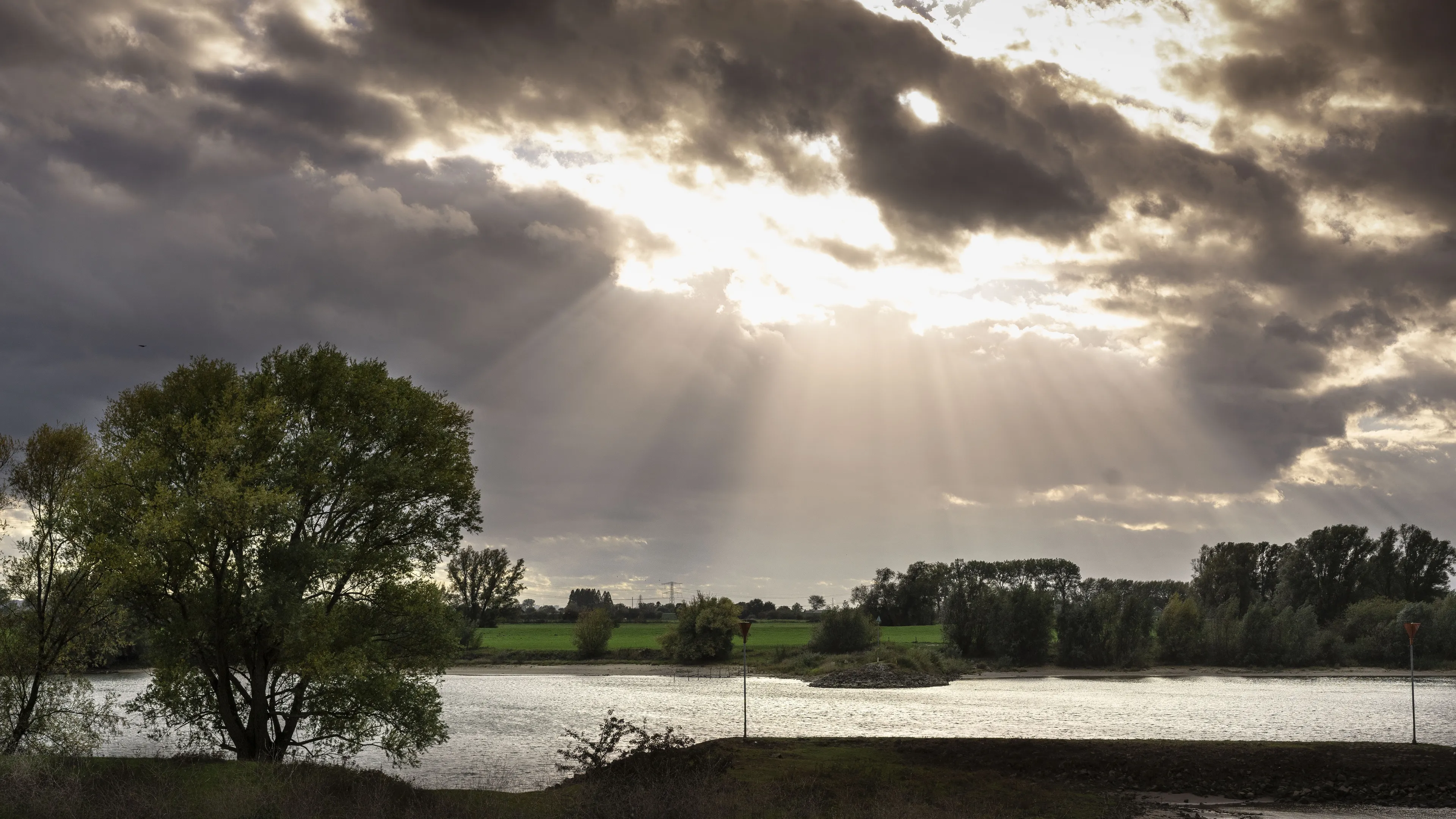 Zonnestralen en buien op broeierige zondag: hier gaat het regenen
