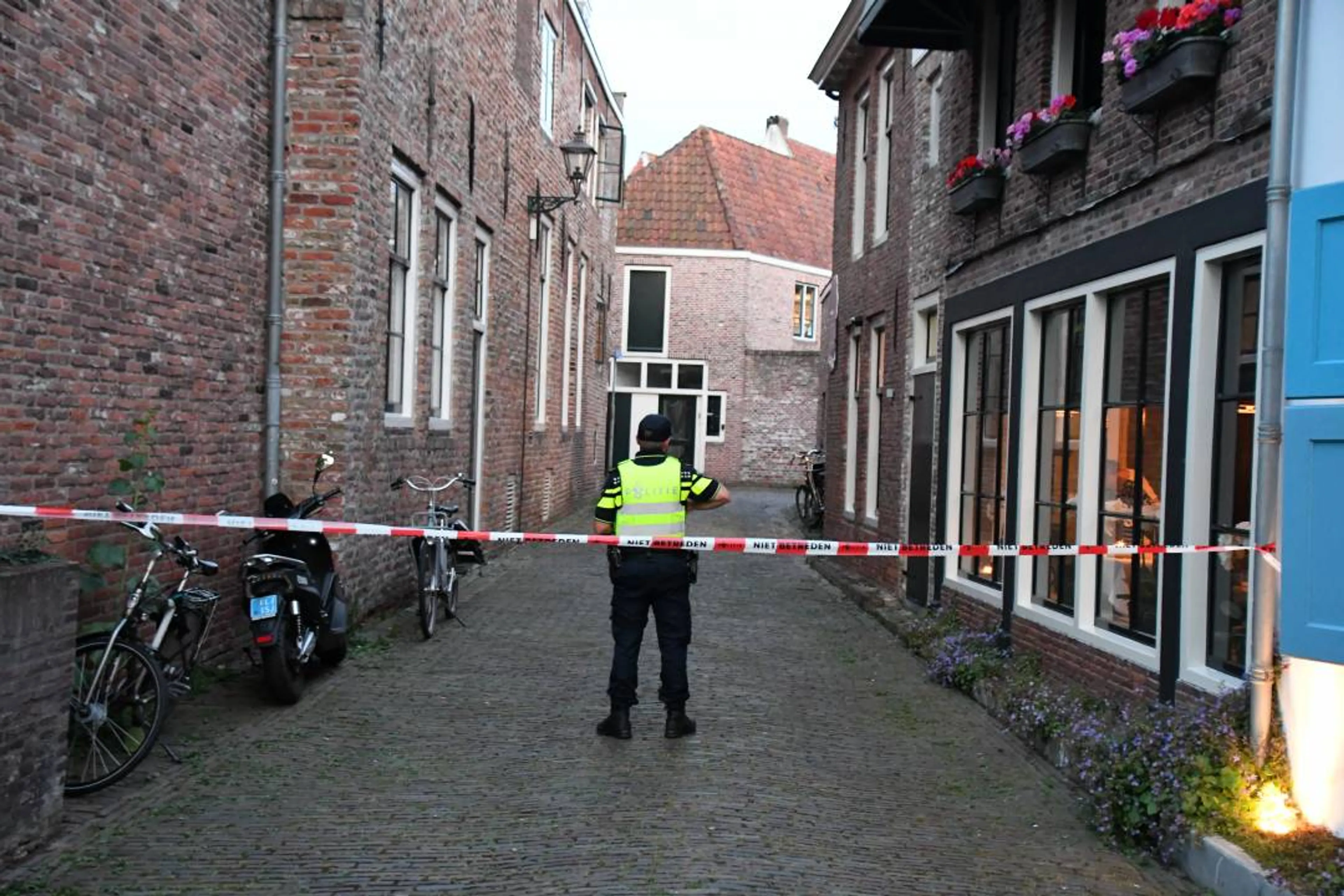 Man (22) gewond na schot van politie in Middelburg, twee aanhoudingen verricht