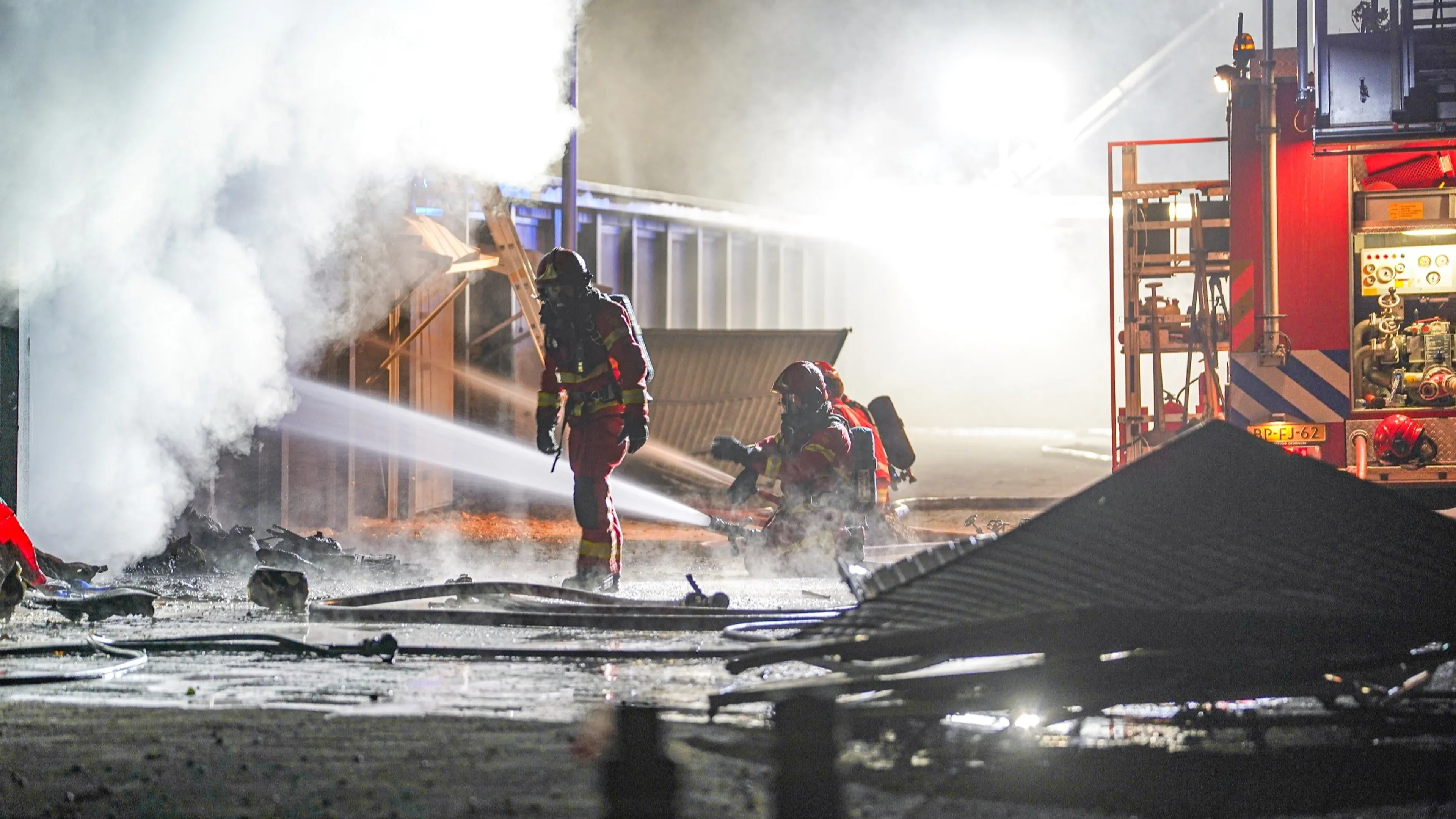 Brand verwoest garageboxen in Stadskanaal, politie gaat uit van brandstichting