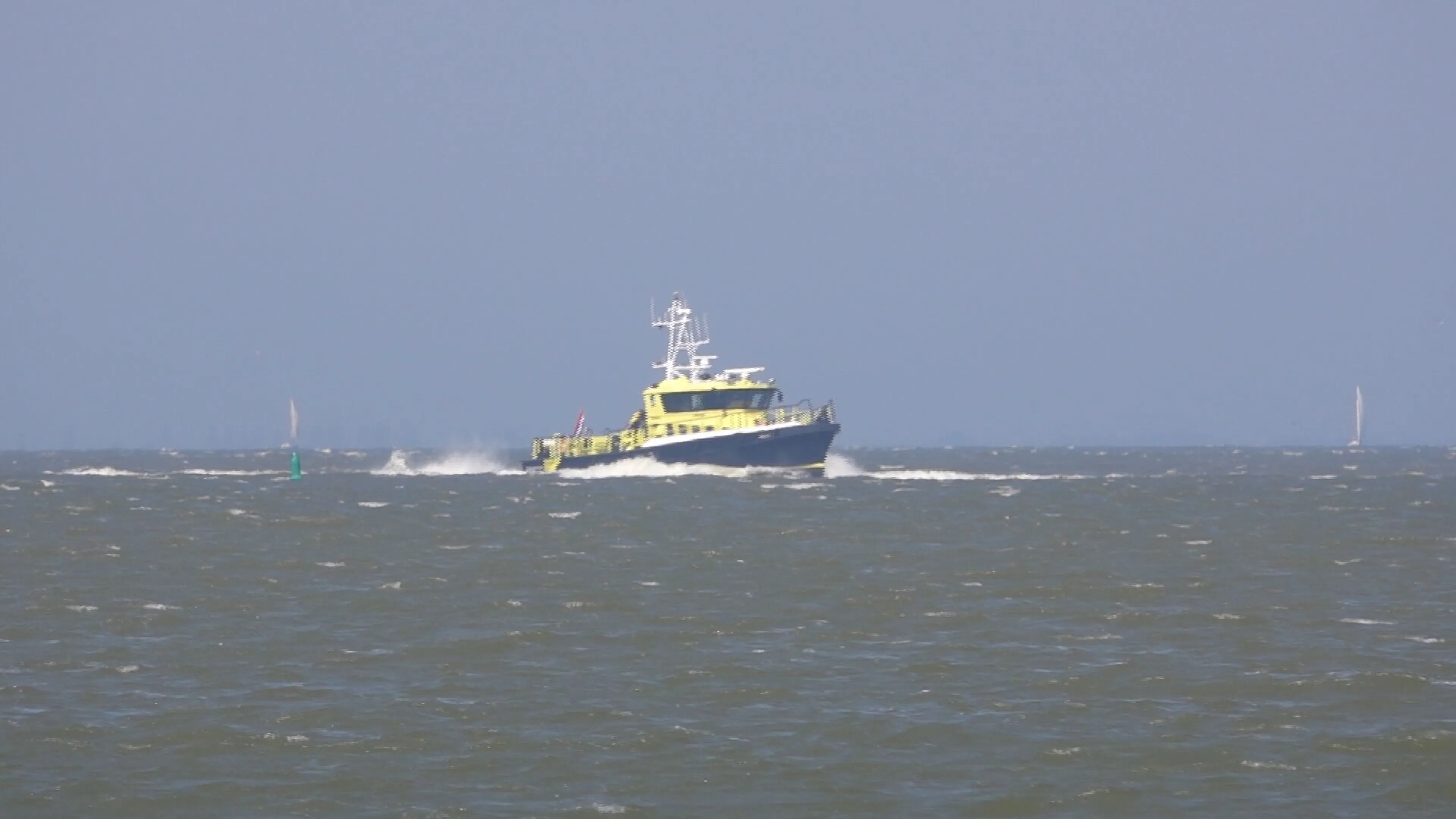 Persoon overboord geslagen op IJsselmeer, geraakt door giek