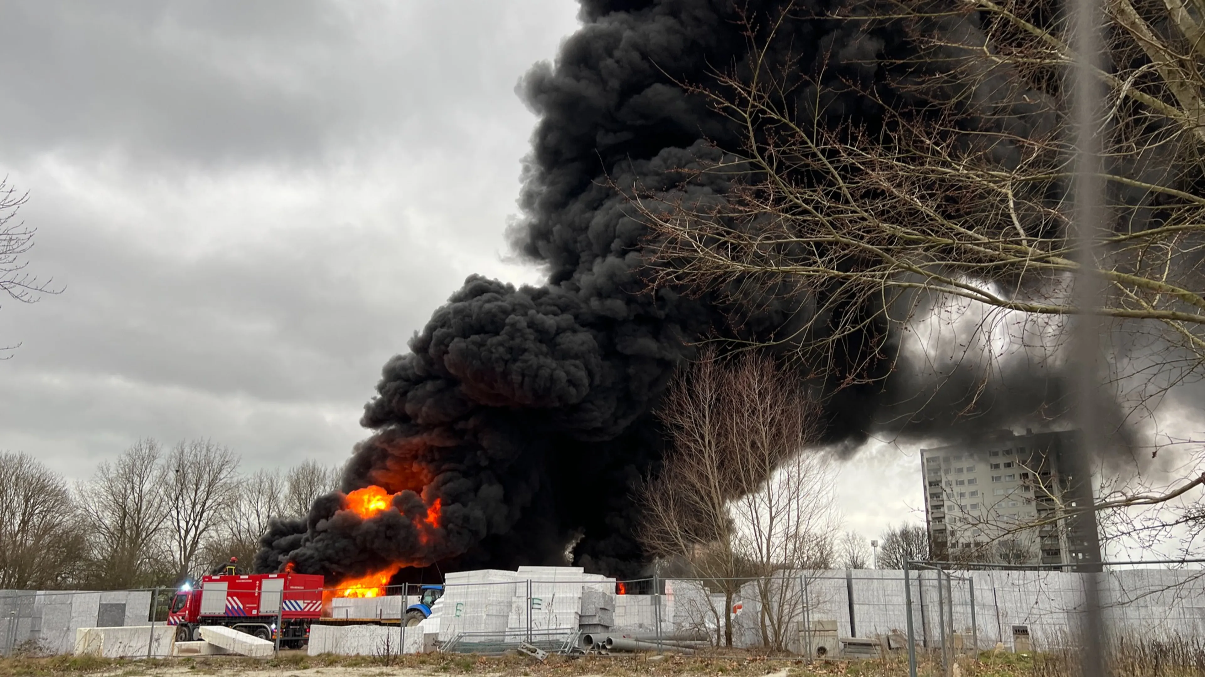 Dikke rookwolken bij enorme brand in piepschuimopslag, twee mensen opgepakt