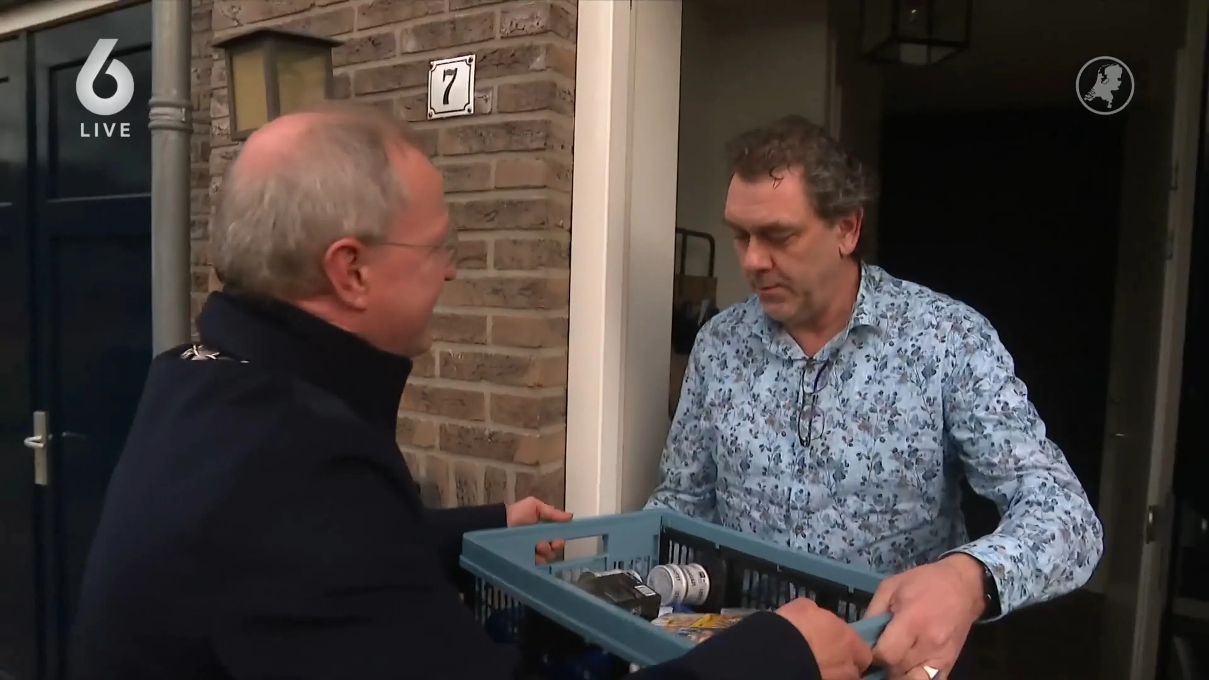Burgemeester Dalfsen verrast medejarigen met noodpakketten