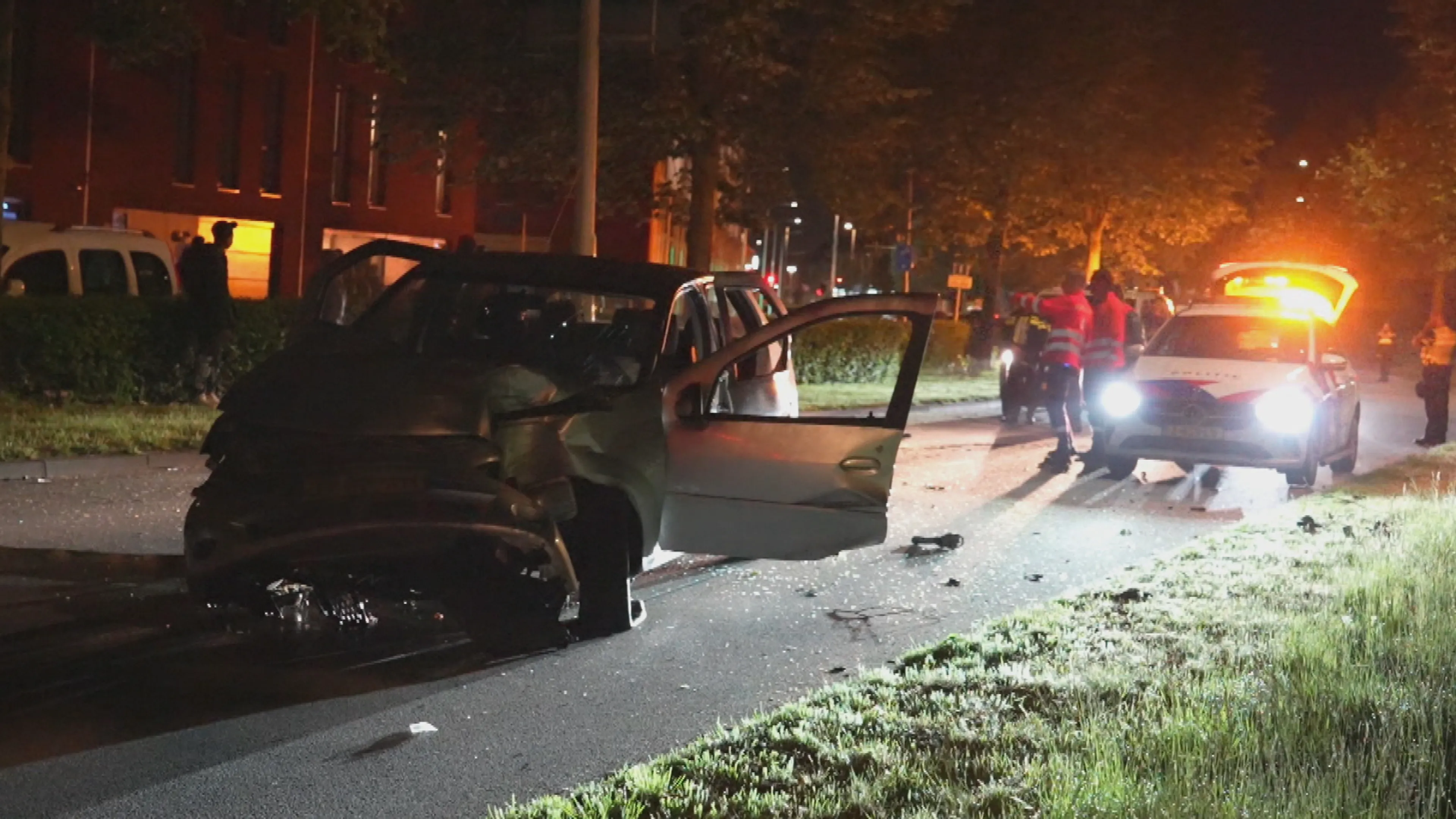 Auto vliegt tegen verkeerspaal in Tilburg: zes gewonden