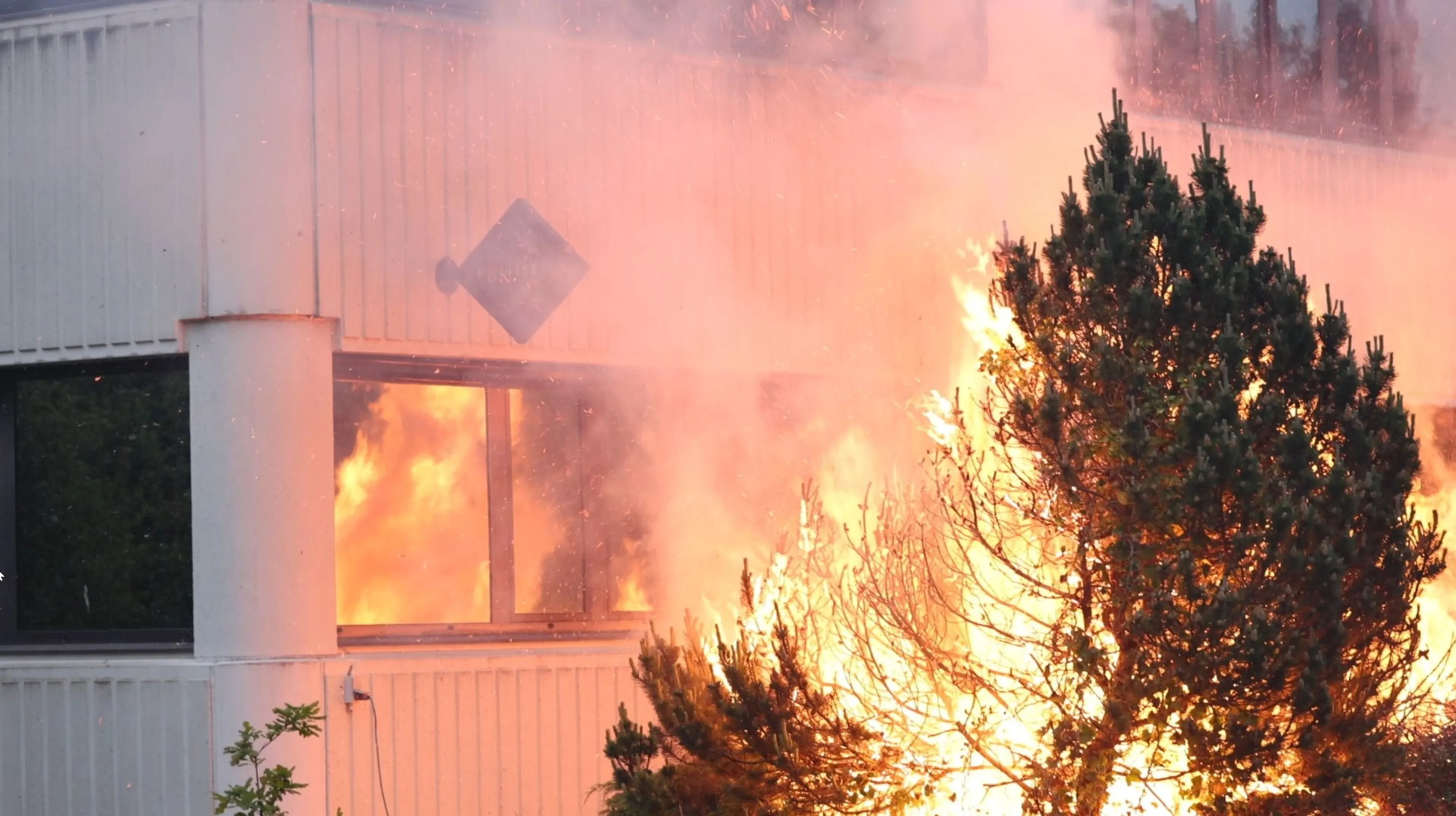 Rellen en brand bij asielopvang Loosdrecht, ME grijpt in