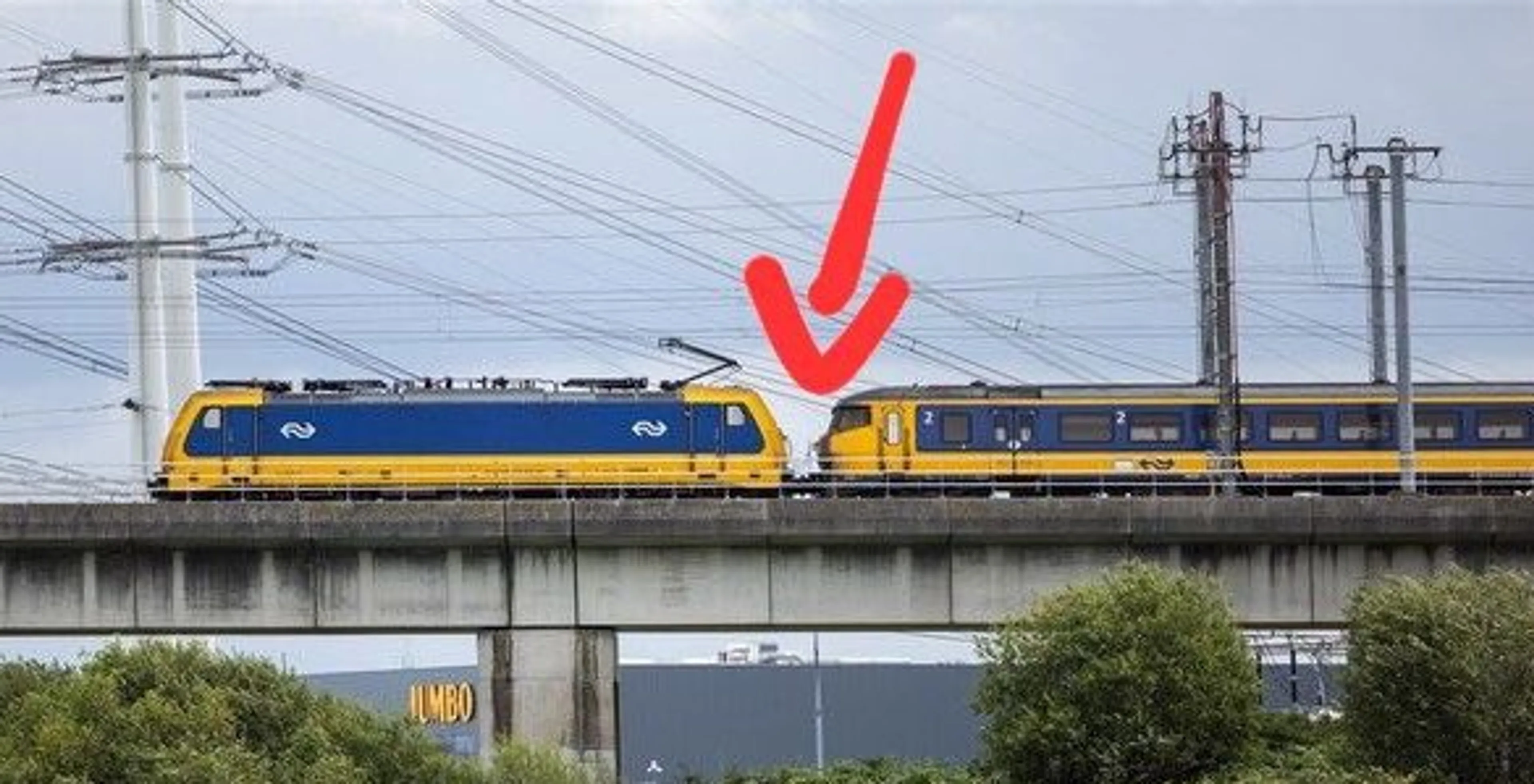 Marechaussee houdt man aan die op trein in Amsterdam 'meelift'