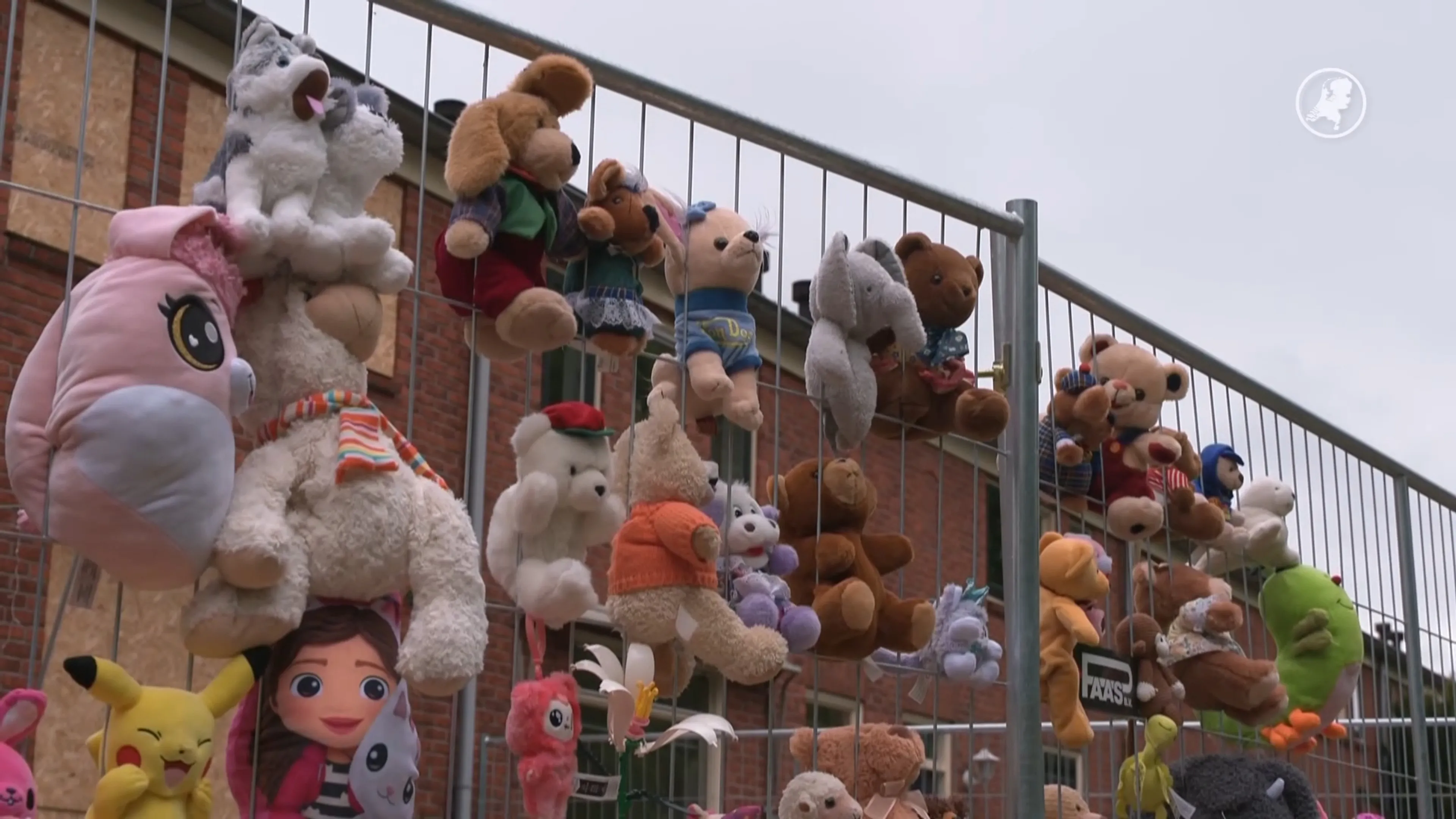 Knuffels neergelegd voor mishandelde kinderen in Stadskanaal