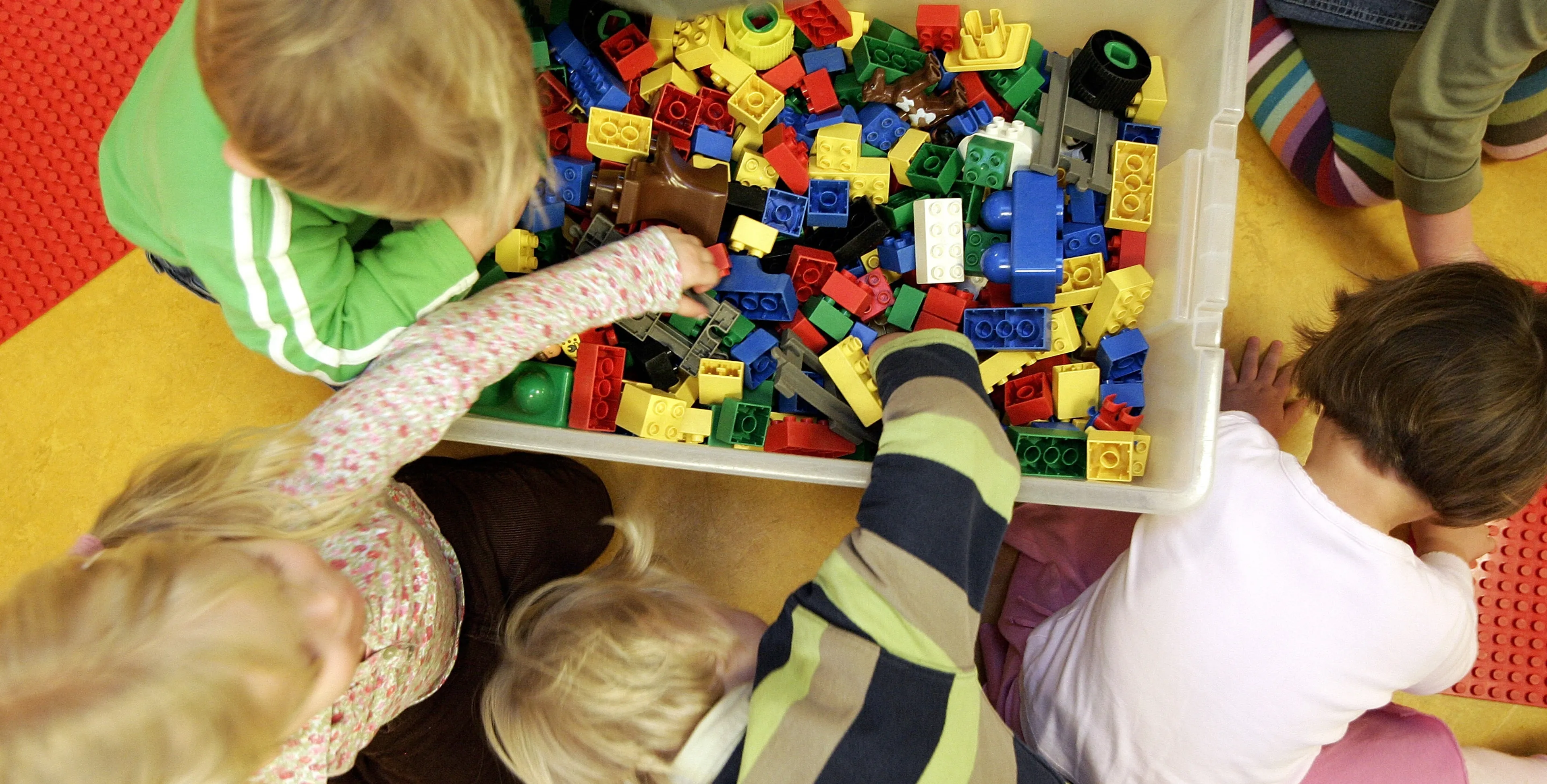 Medewerkers kinderopvang zijn het niet eens met verbod op nepnagels en starten petitie