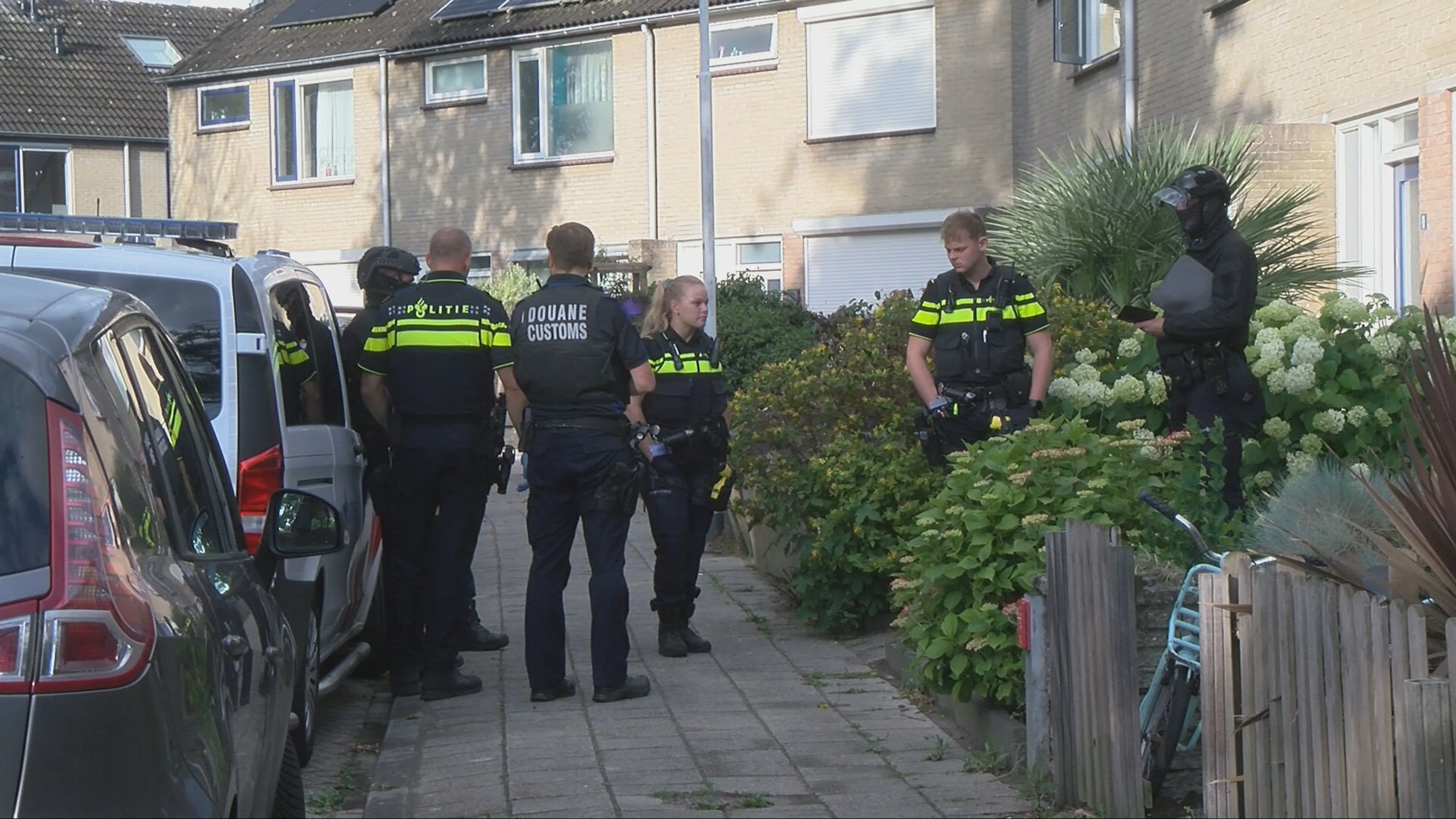 Grote inval in Zeeuwse woning: dozen vol vapes, geld en nepmerkkleding gevonden