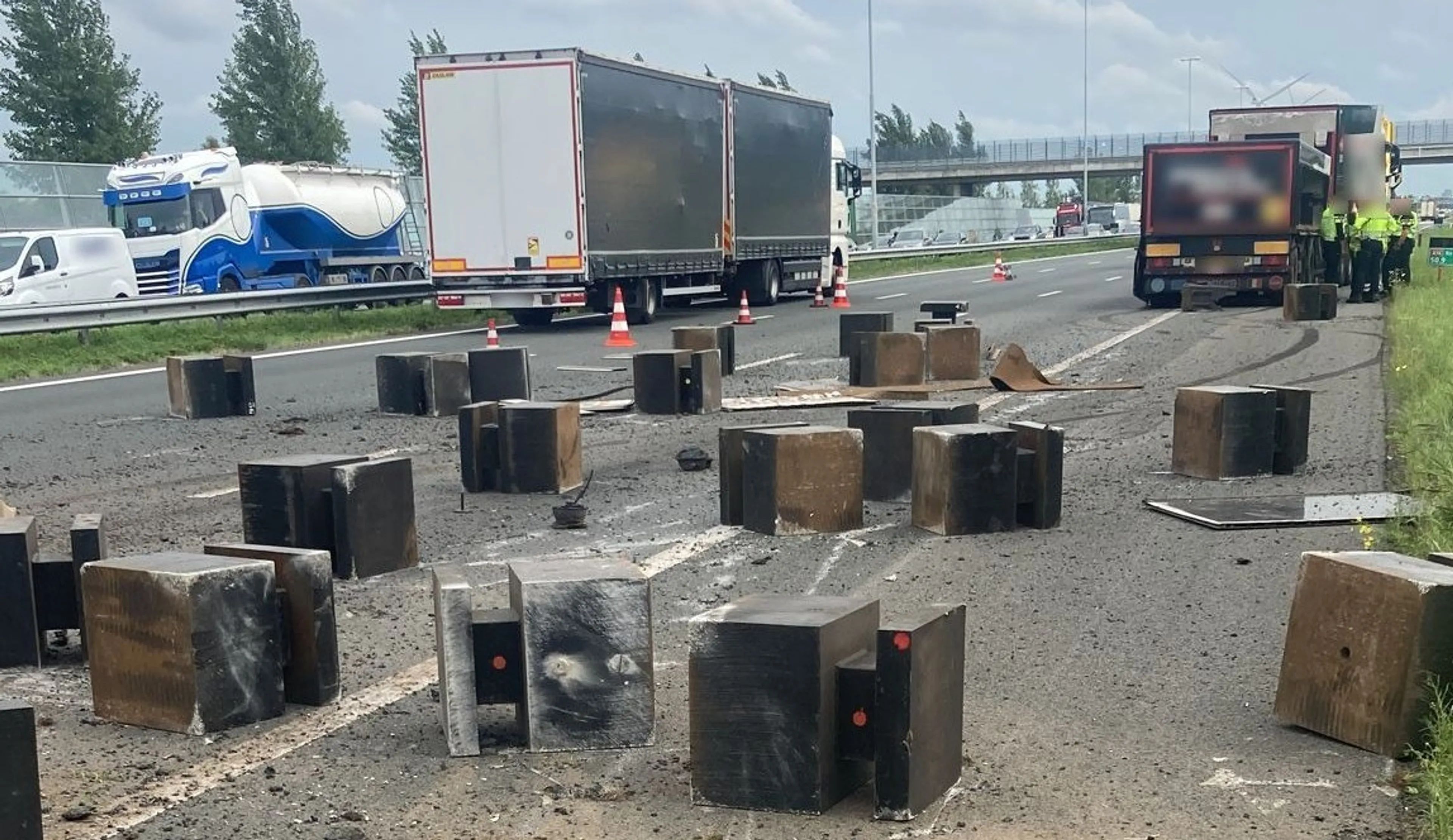 Betonblokken van A16 bij Breda gehaald, weg weer vrij