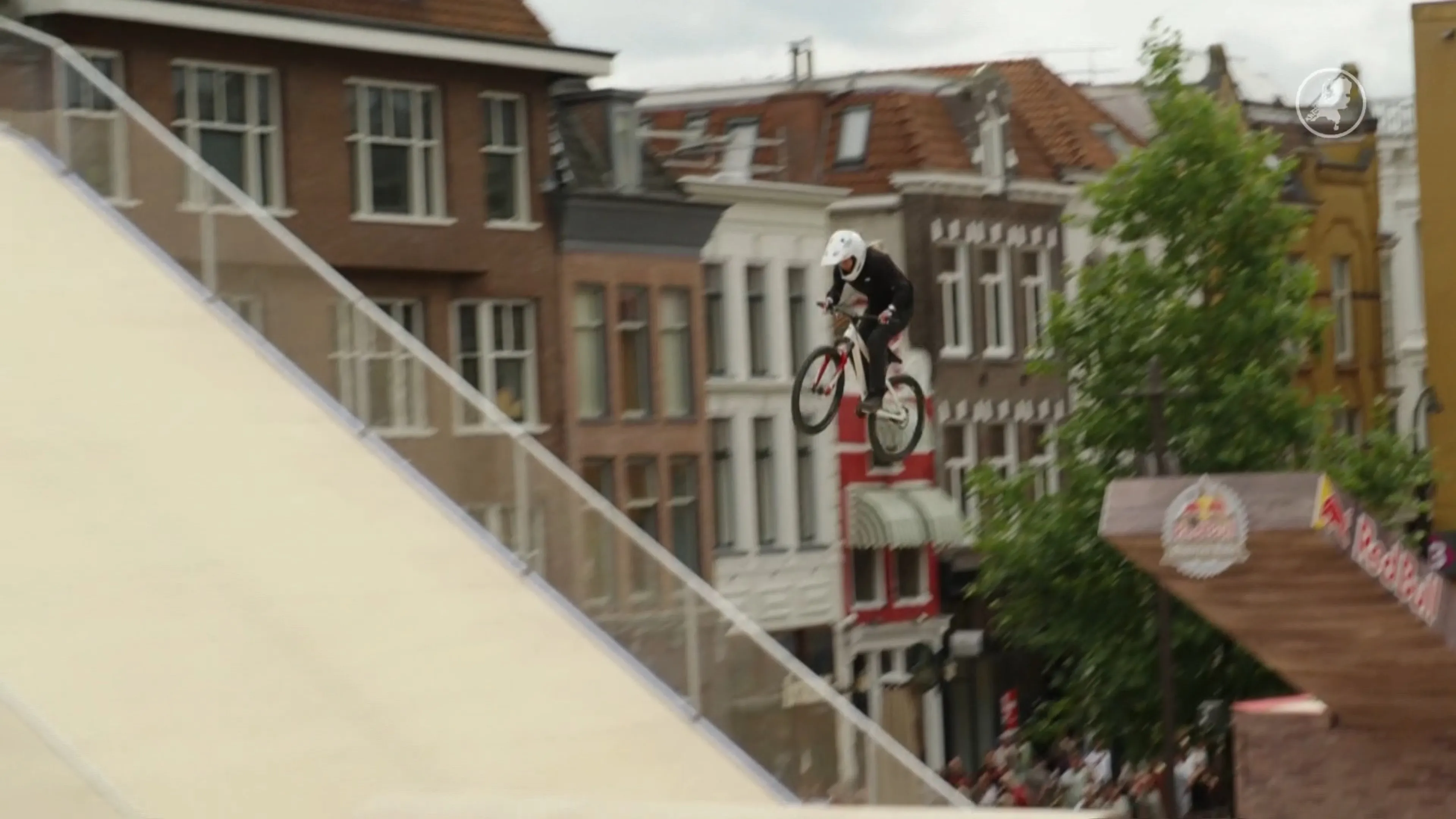 Spektakel in Groningen: mountainbikers vliegen door de lucht