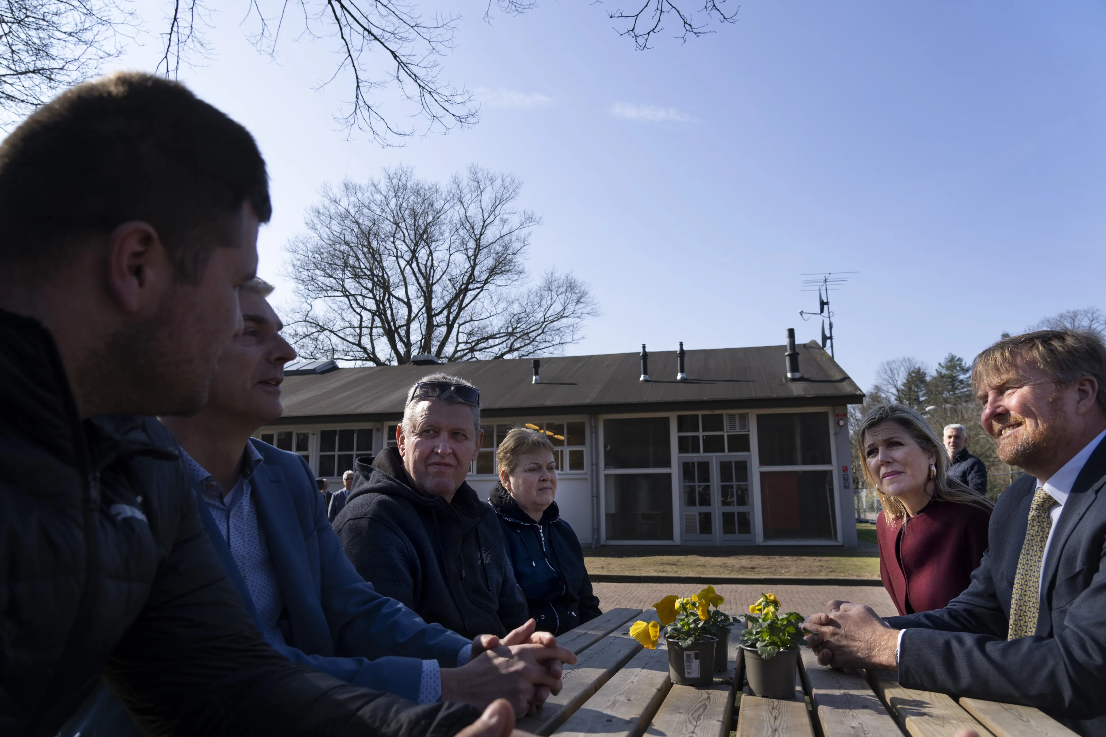 Koning en koningin op bezoek bij gevluchte Oekraïners in Harskamp