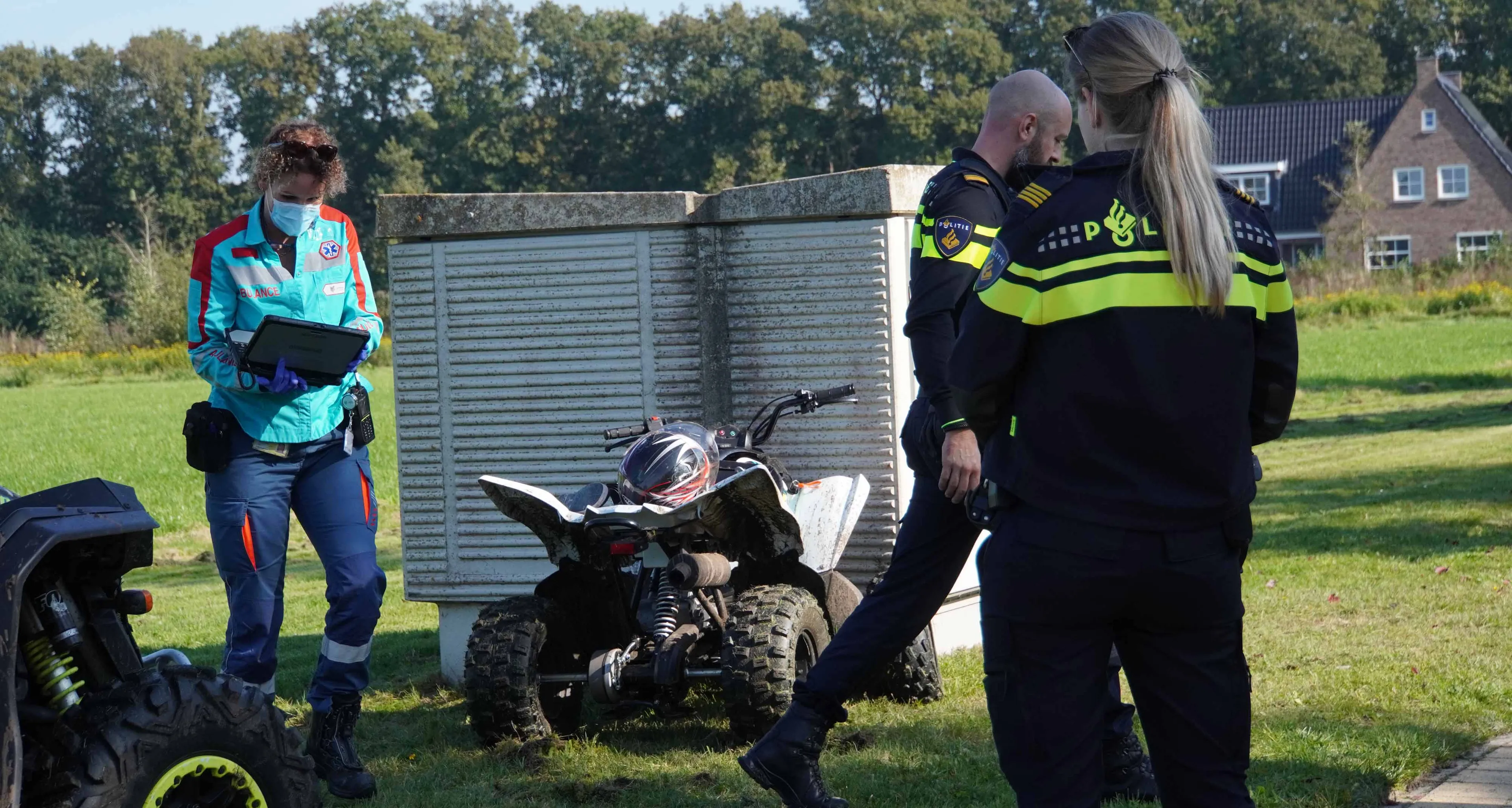 Jongetje (7) op quad raakt ernstig gewond na botsing tegen elektriciteitskast