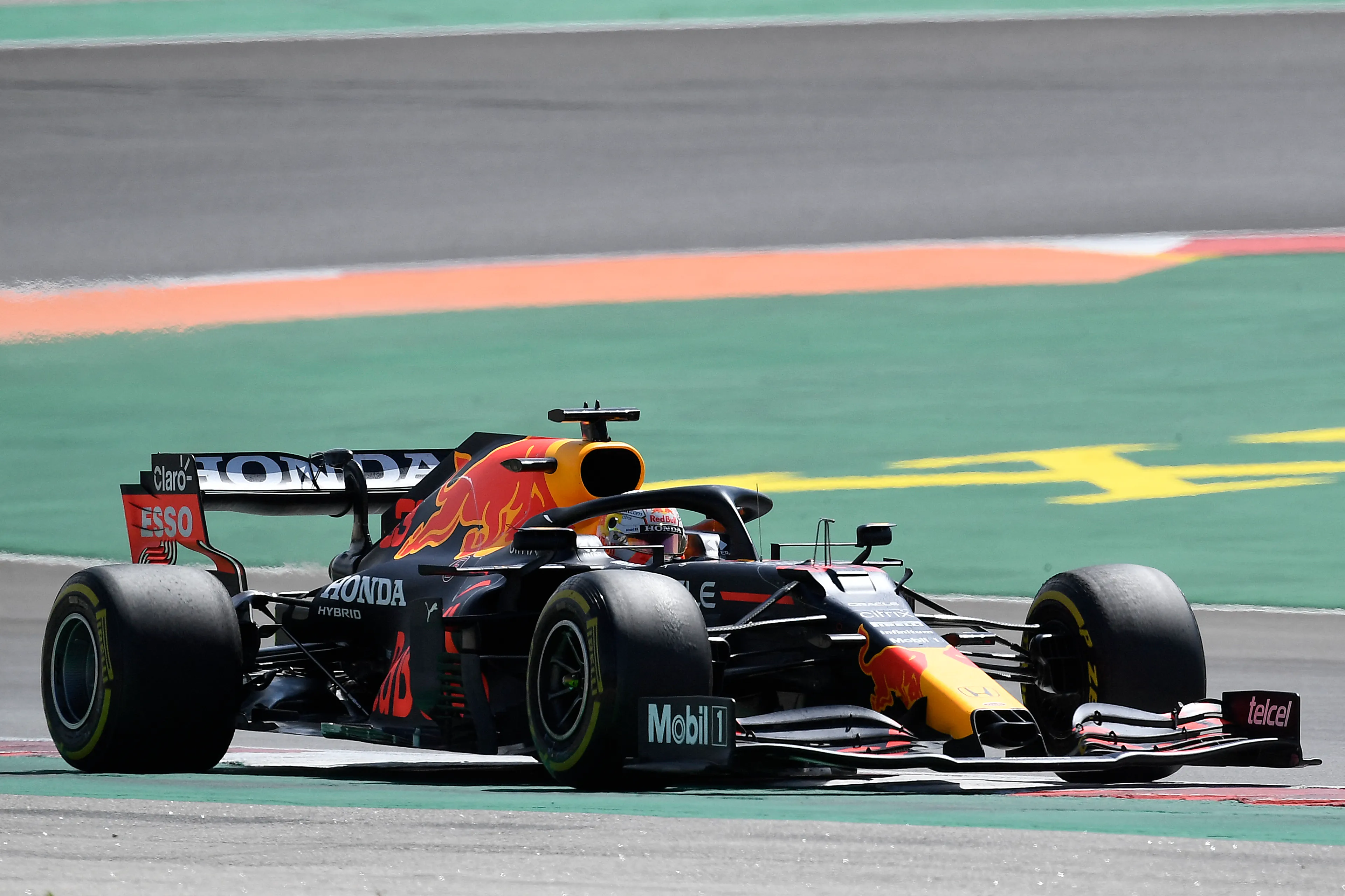 Wéér rijdt Max Verstappen solo naar de winst: fier aan kop in klassement