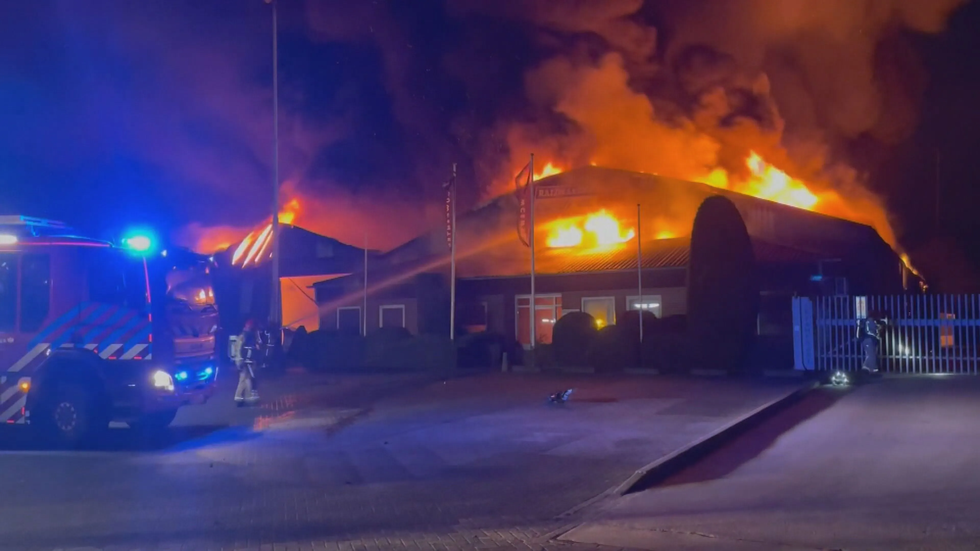 Grote brand in loodsen Someren, rook trekt over het dorp