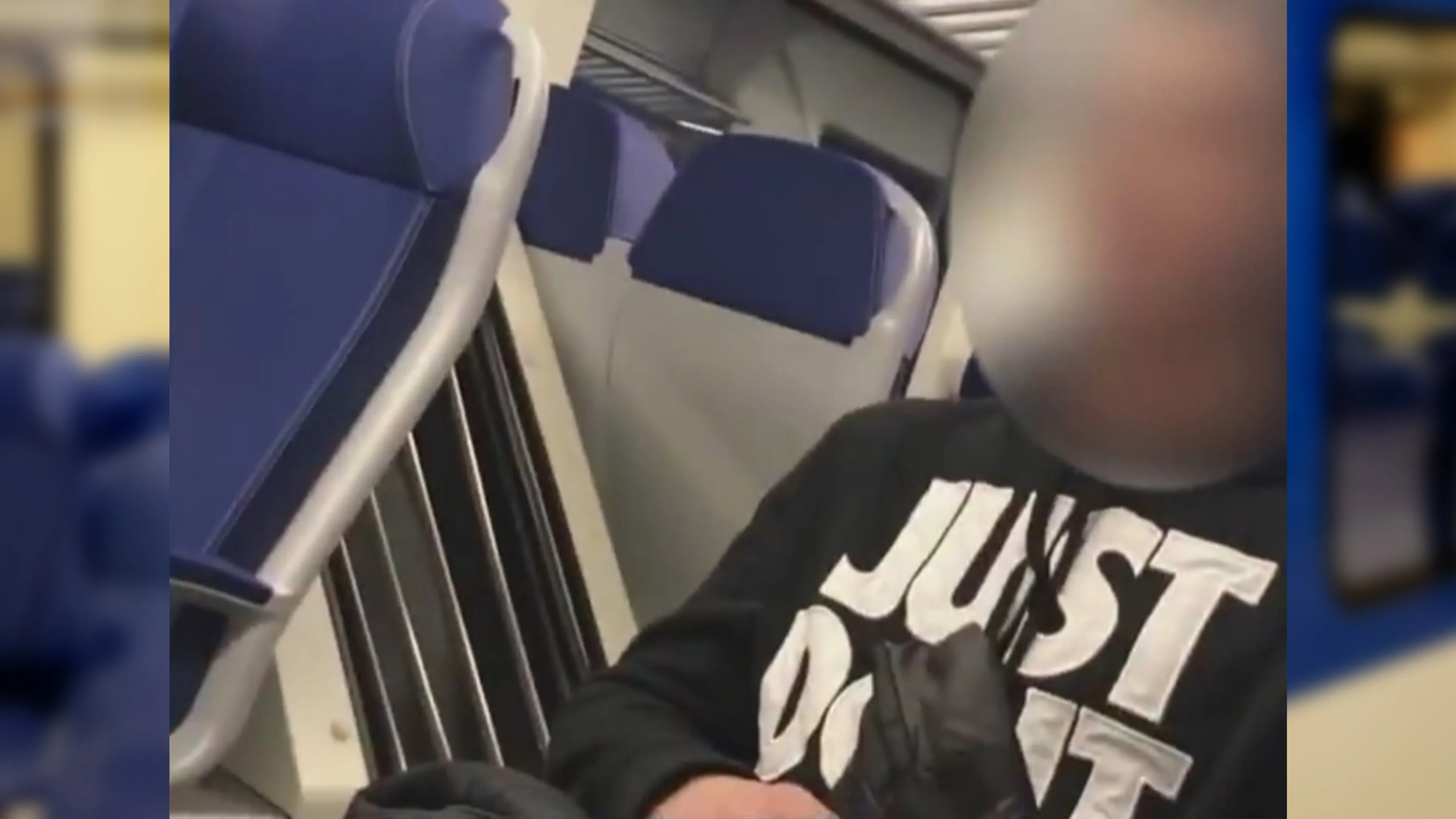 Vrouw filmt hoe viespeuk zijn piemel aan haar laat zien in de trein
