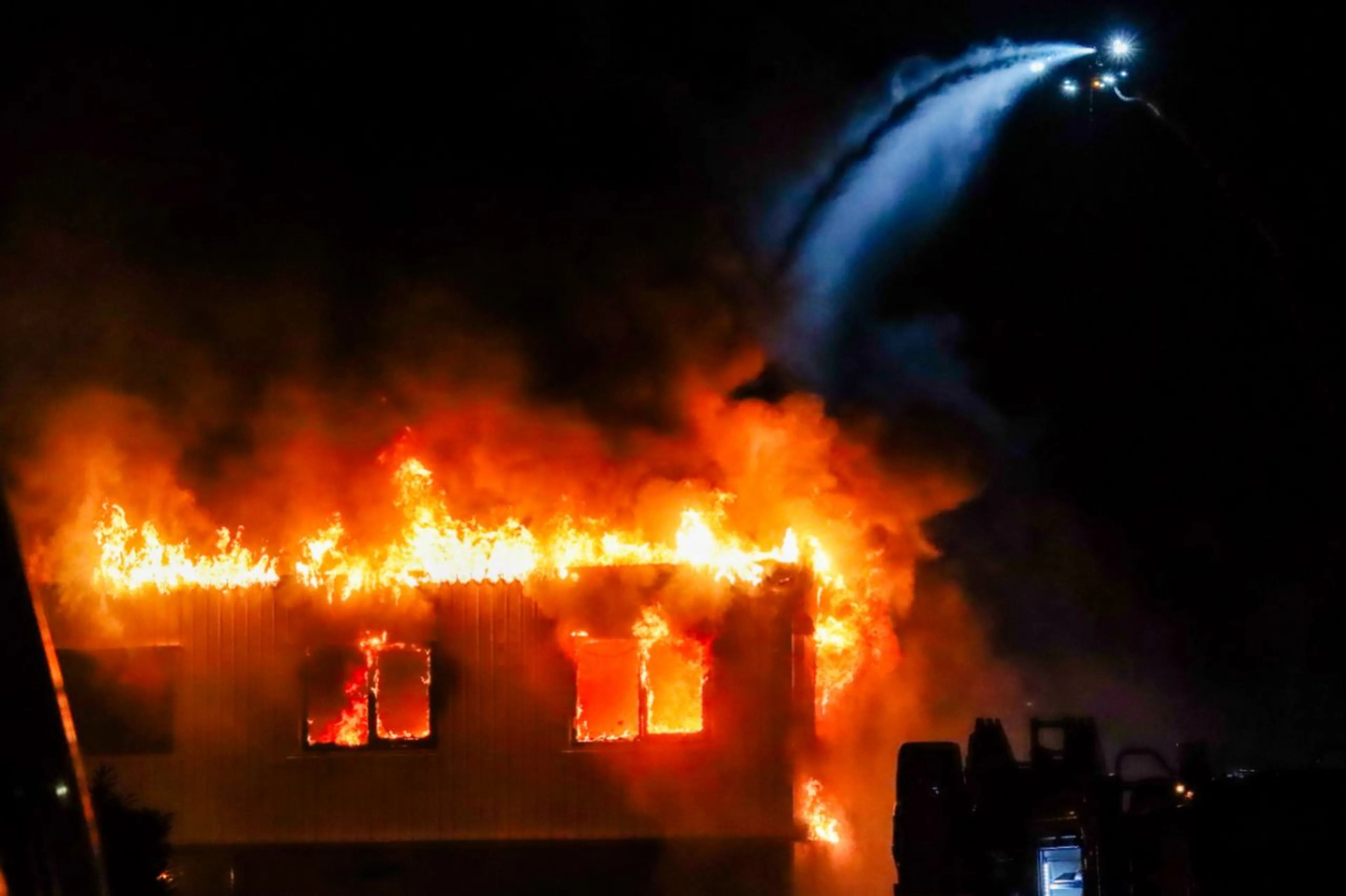 Grote uitslaande brand in pand Delden, meerdere woningen ontruimd