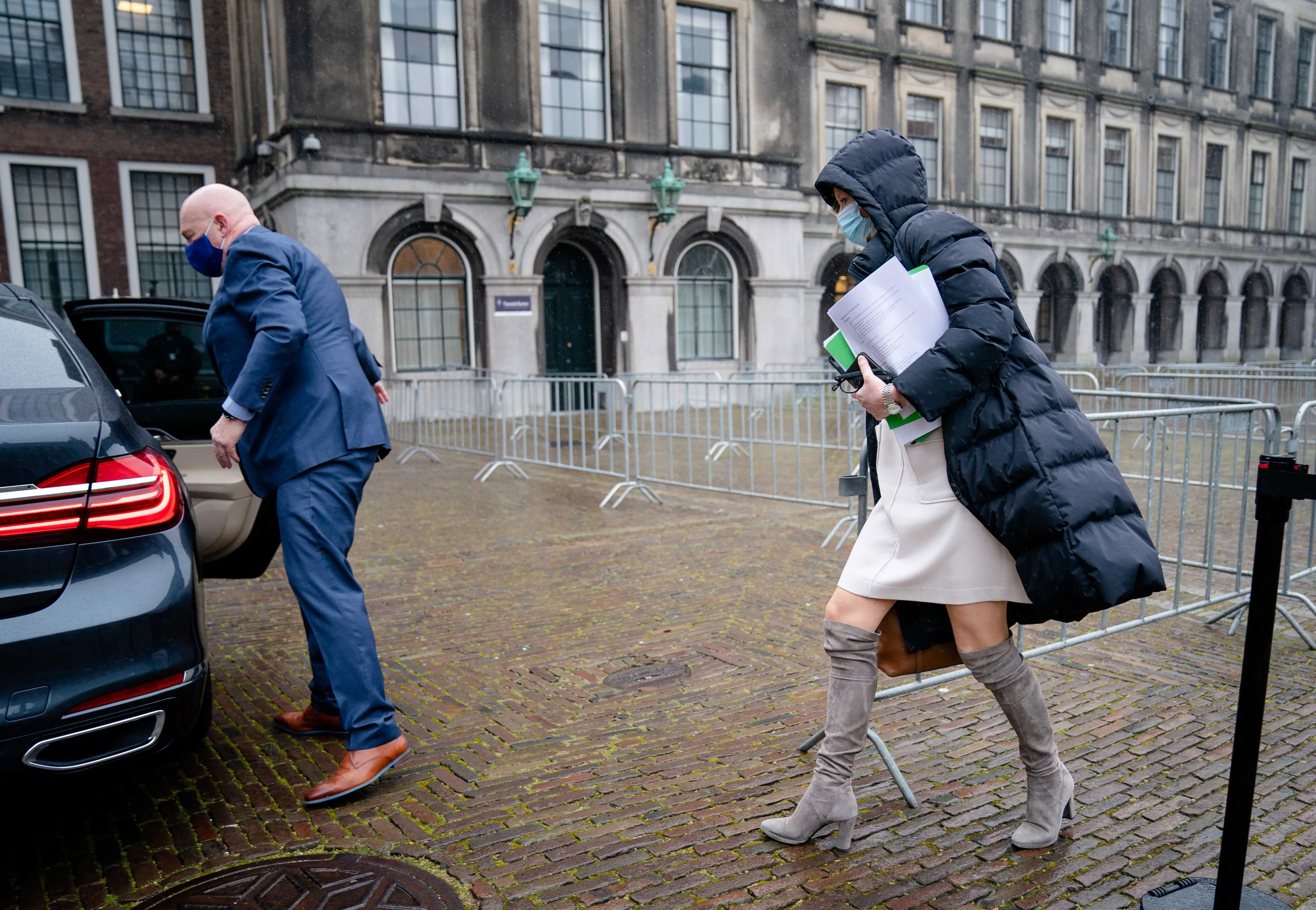 Ollongren vertelde chauffeur pas tijdens rit over coronabesmetting