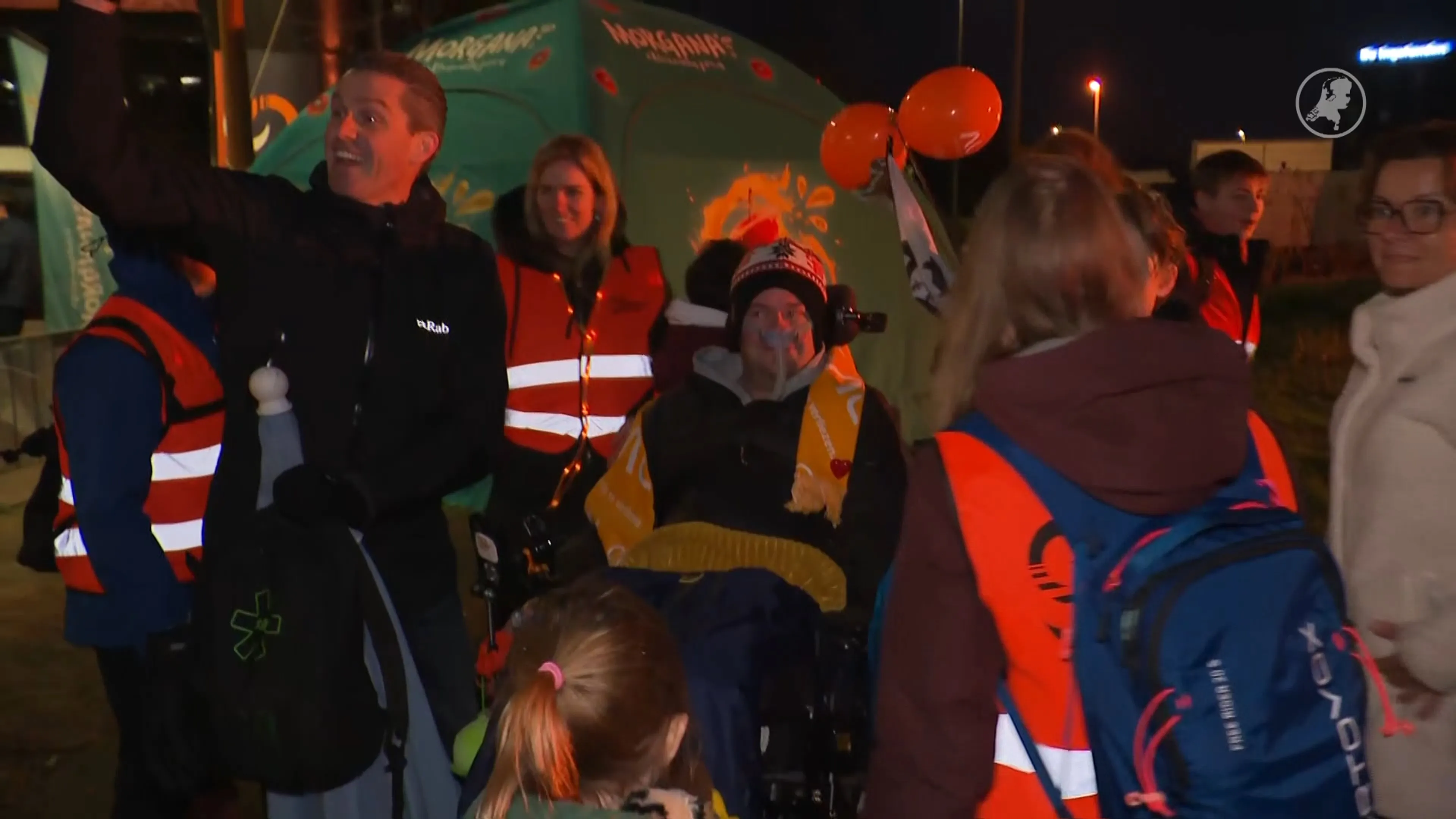 ALS-patiënt Frank loopt mee tijdens Sunrise Walk: "allemaal om de ziekte de wereld uit te helpen"