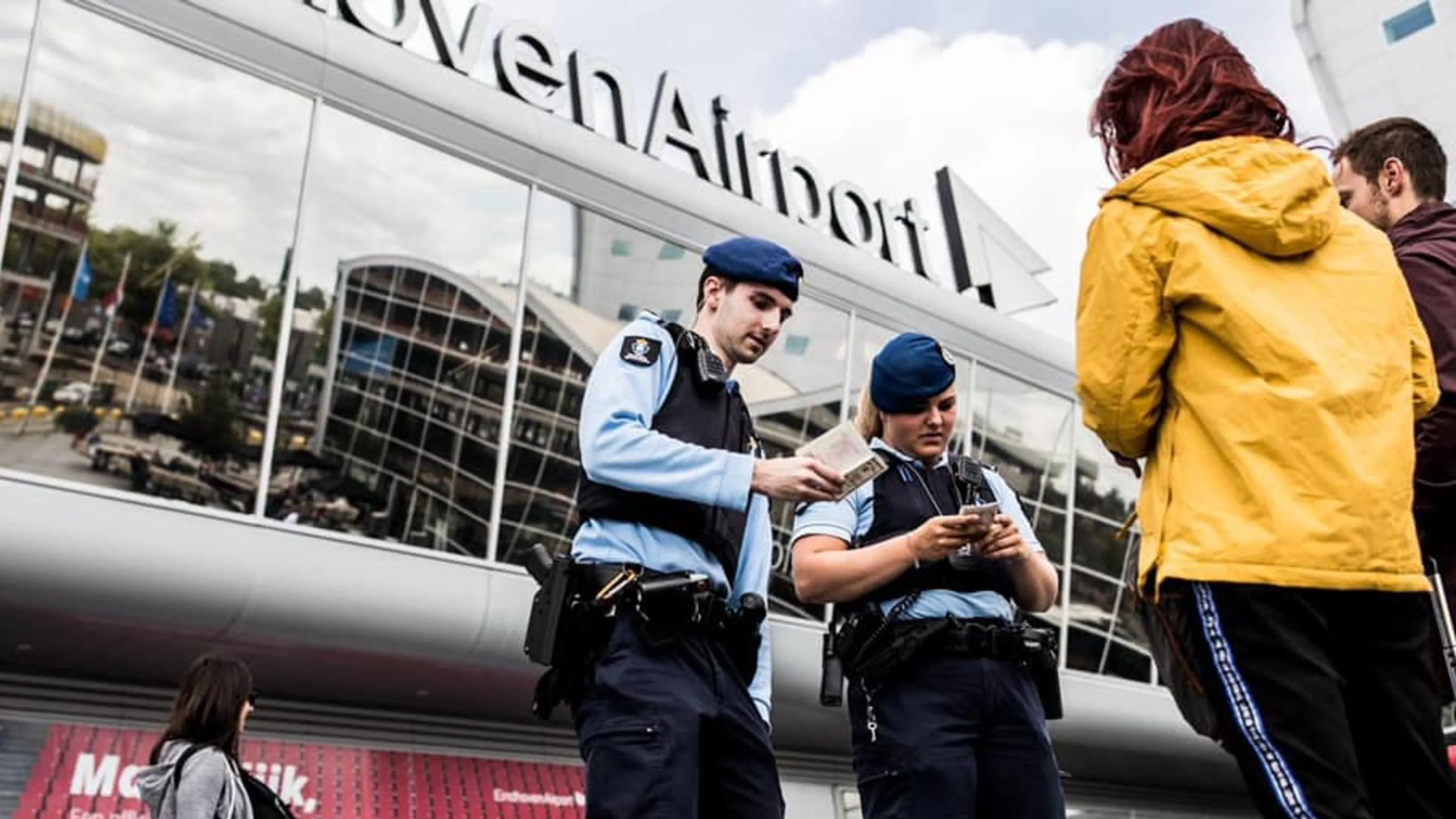 Marechaussee meters meegesleurd door auto bij Eindhoven Airport
