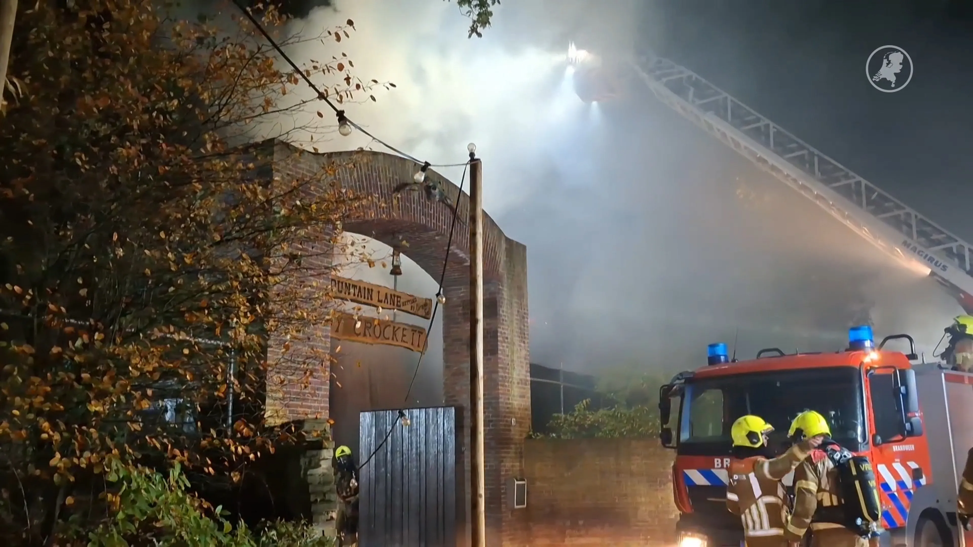 Gloednieuwe saloon van schietvereniging in de brand
