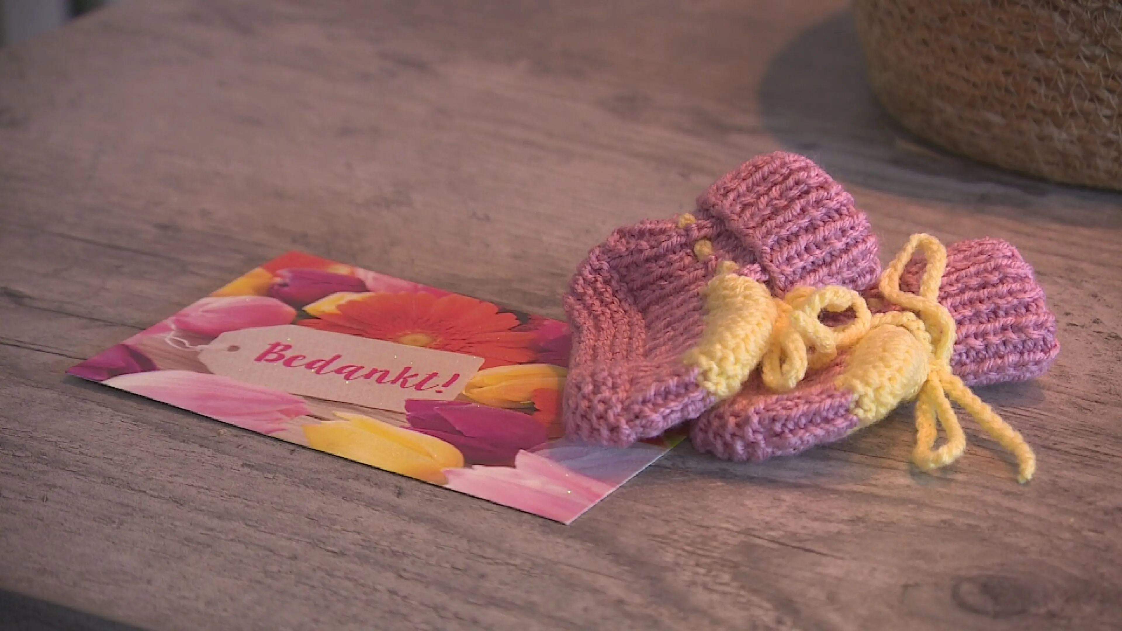 Lief mysterie in Rozenburg: alle baby's krijgen zelfgemaakte slofjes