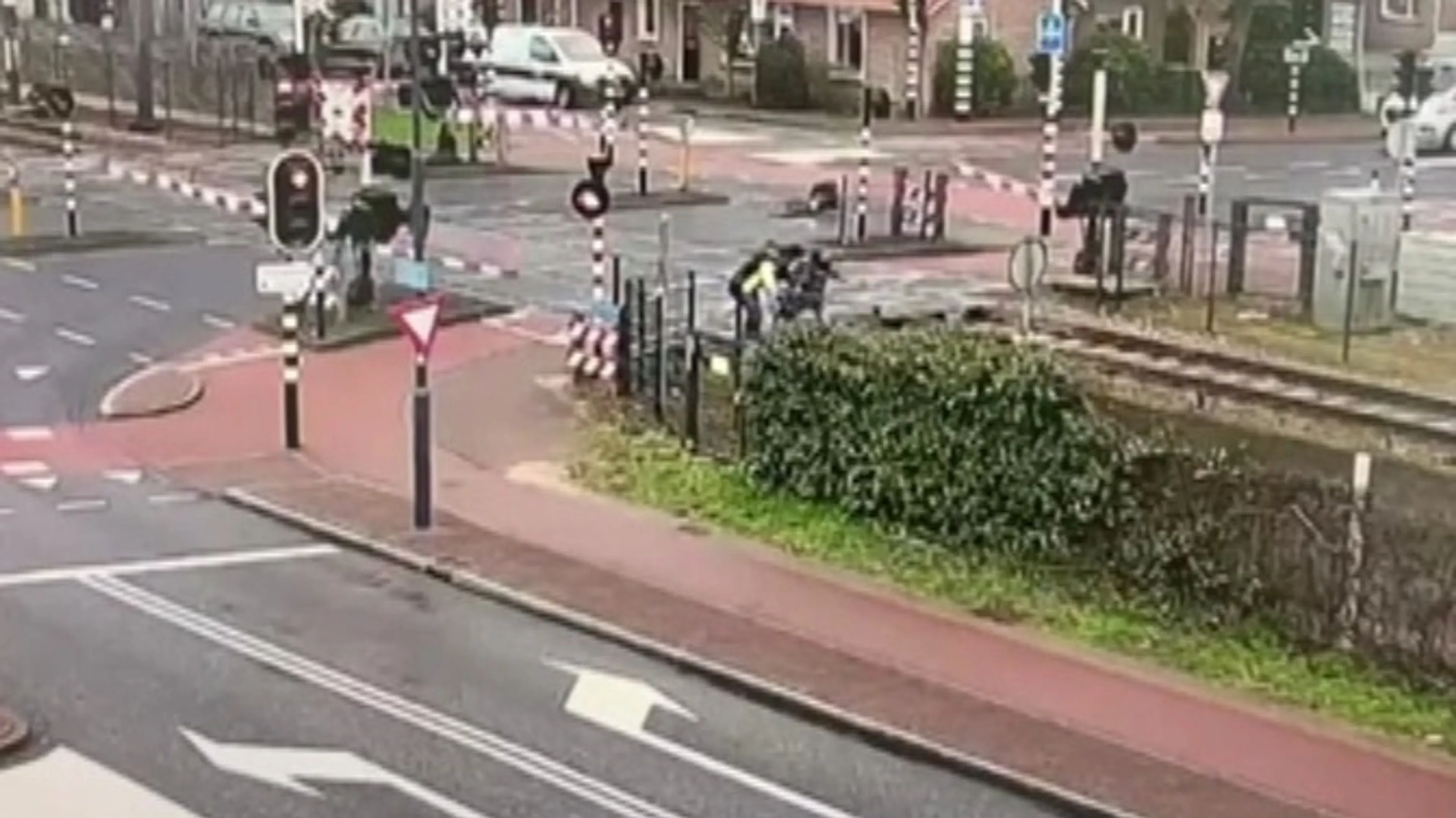 ZIEN: Jongen zit vast met fiets in spoor en wordt op het nippertje gered van aanstormende trein