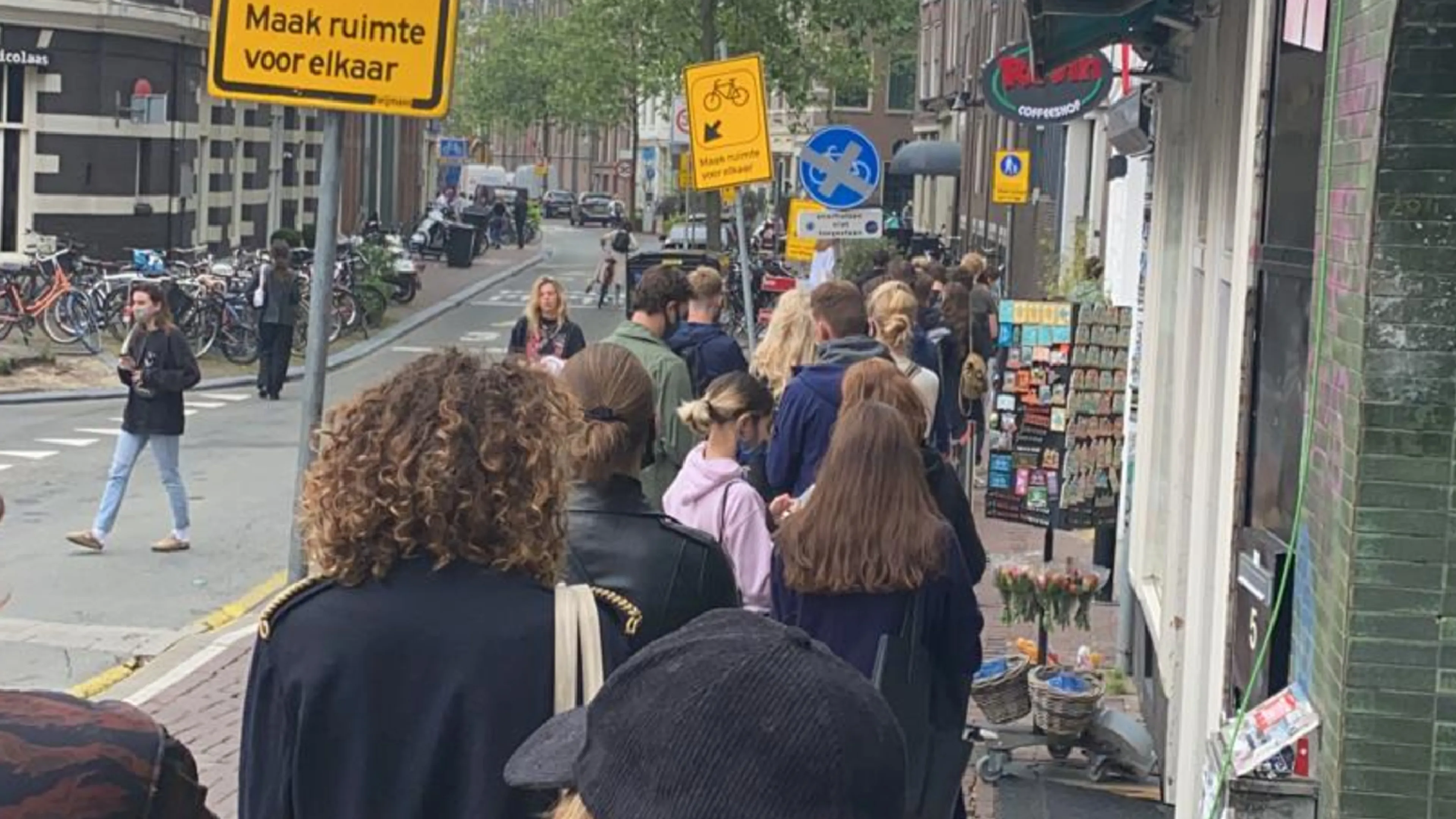 Lange rijen bij Testen voor toegang in grote steden: 'De jeugd wil eropuit'