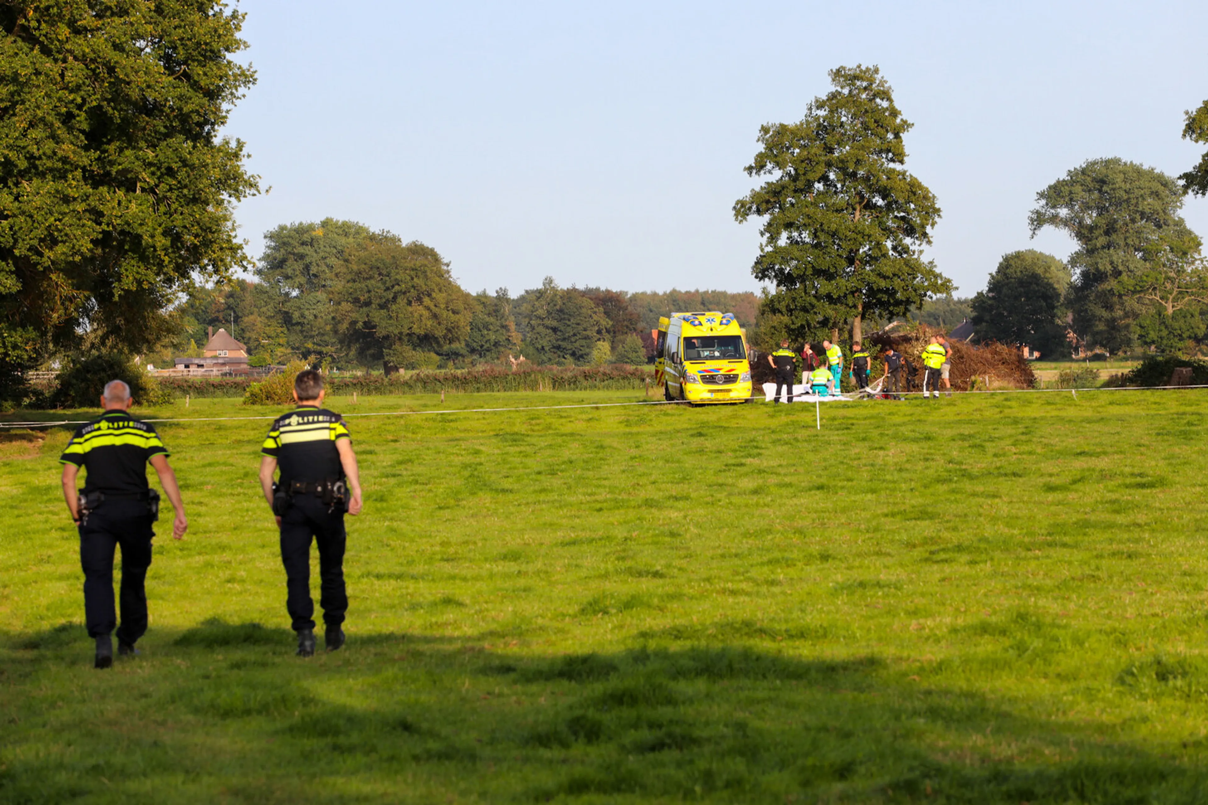Parachutist komt uit de lucht vallen in Terwolde