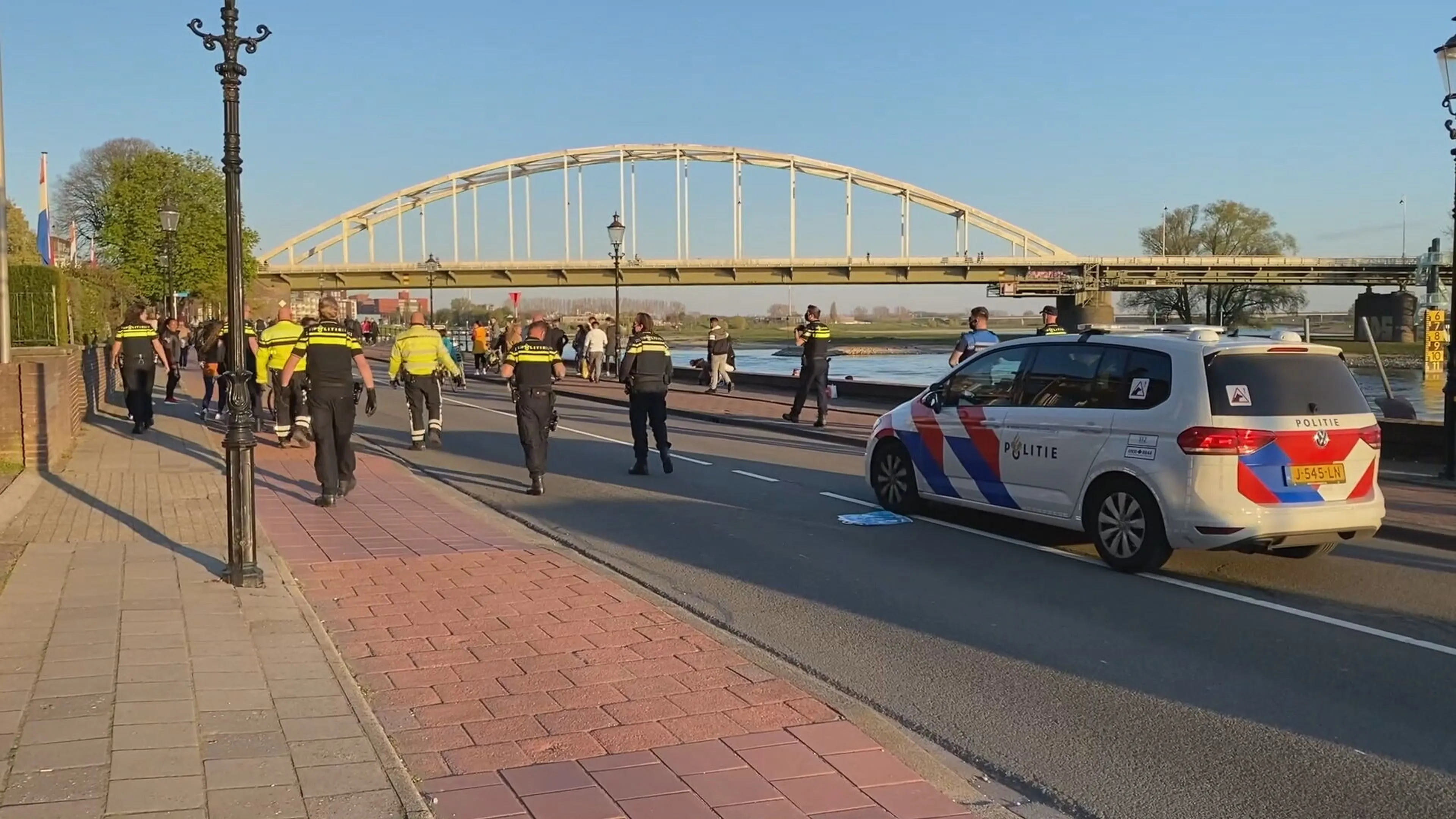 Sfeer slaat om in Deventer: van spontaan feest naar flinke vechtpartij