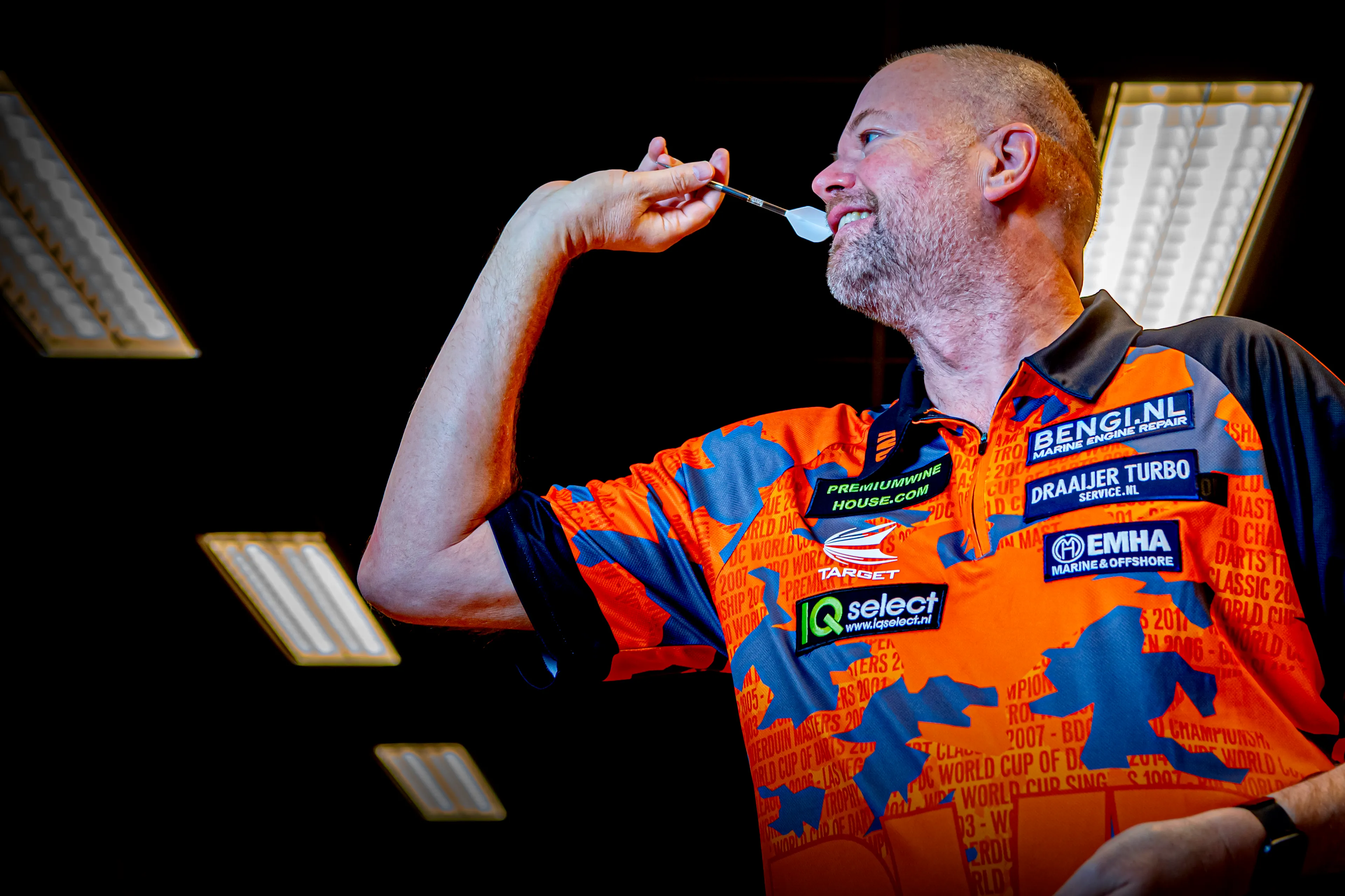 Darter Raymond van Barneveld onwel tijdens dartstoernooi