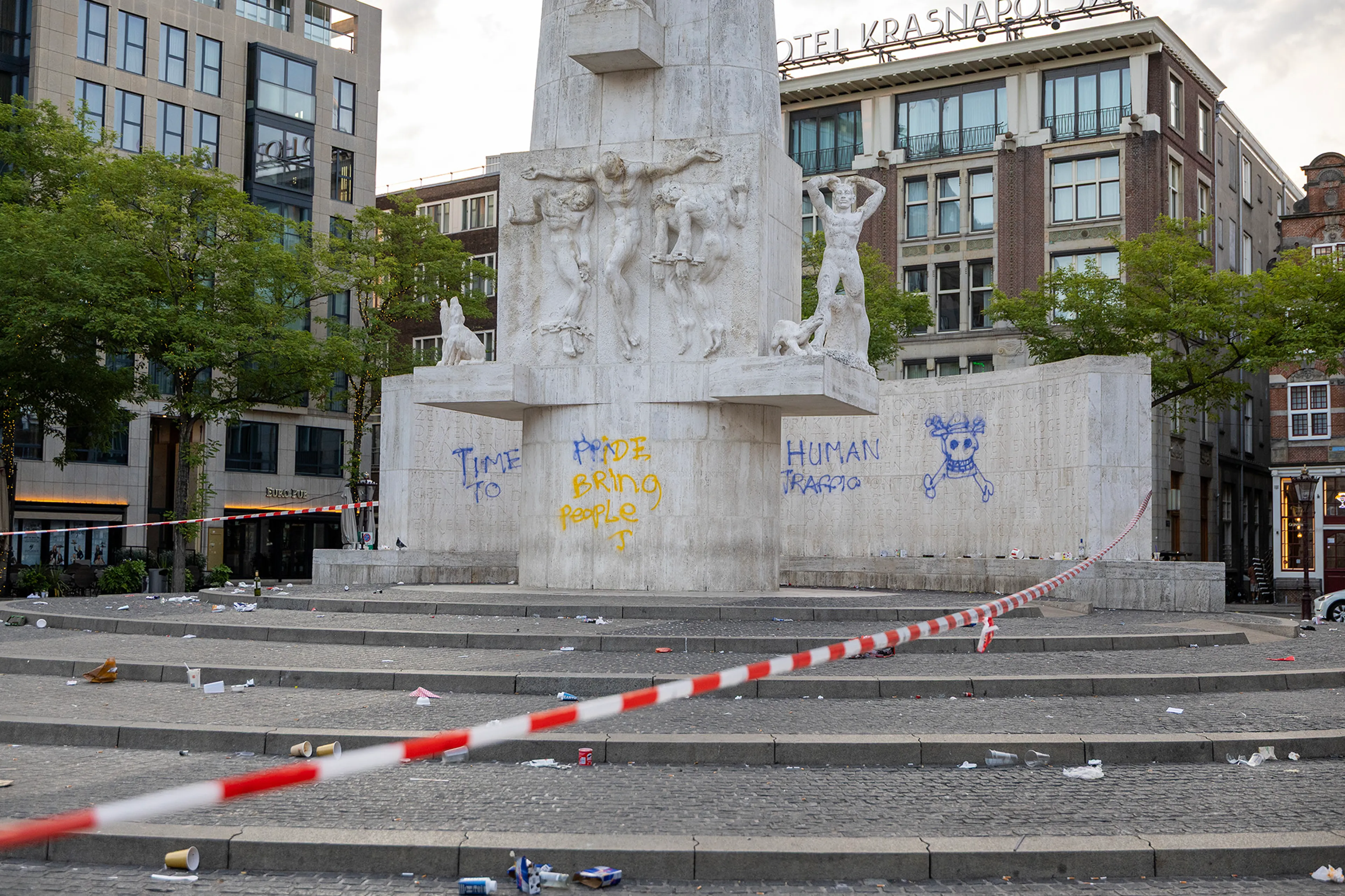 Lippenstift en graffiti op Nationaal Monument: mannen aangehouden