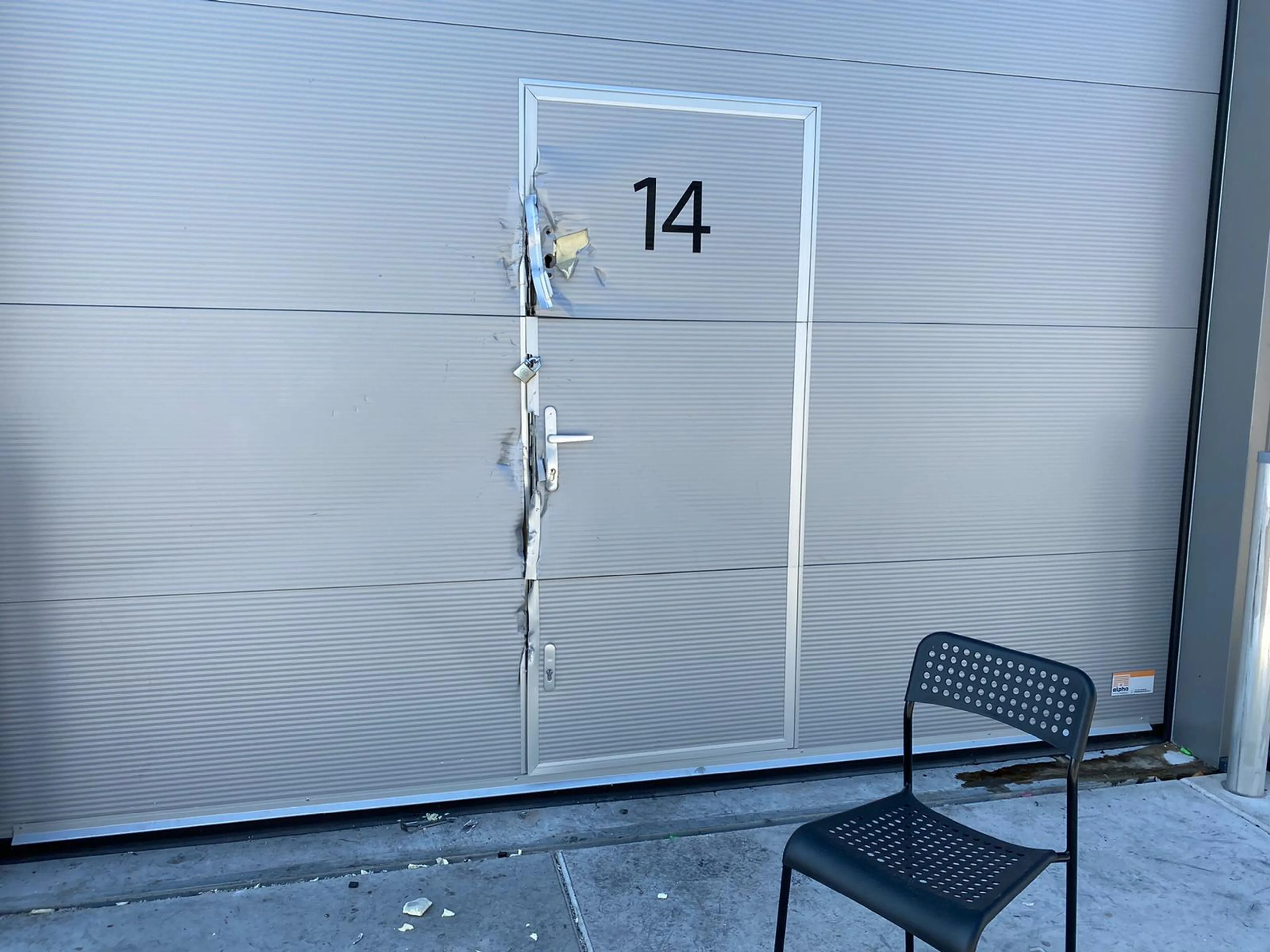 Politie betrapt 26 mensen in garagebox ingericht als shishalounge