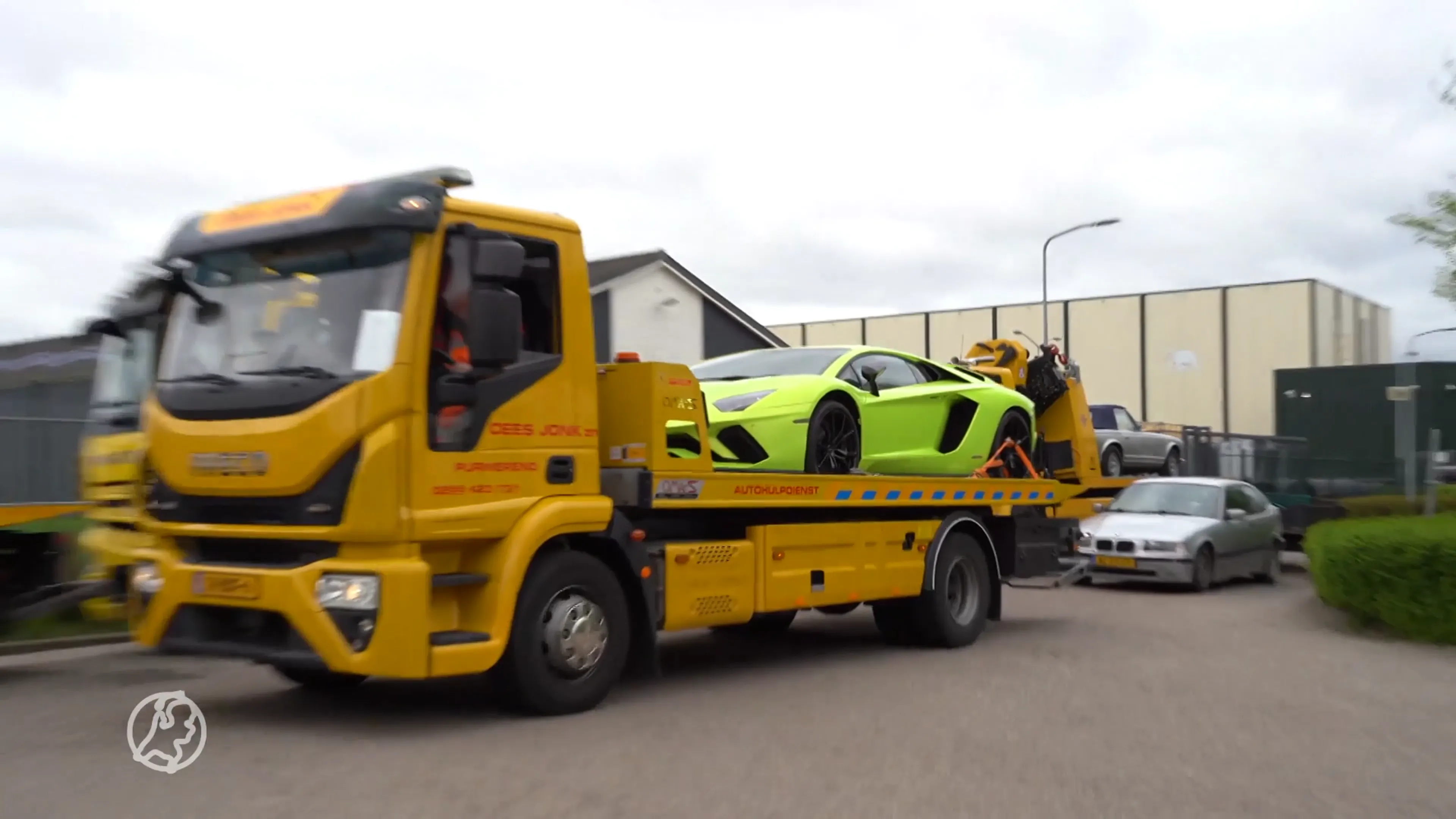 FIOD neemt peperdure supercars en oldtimers in beslag