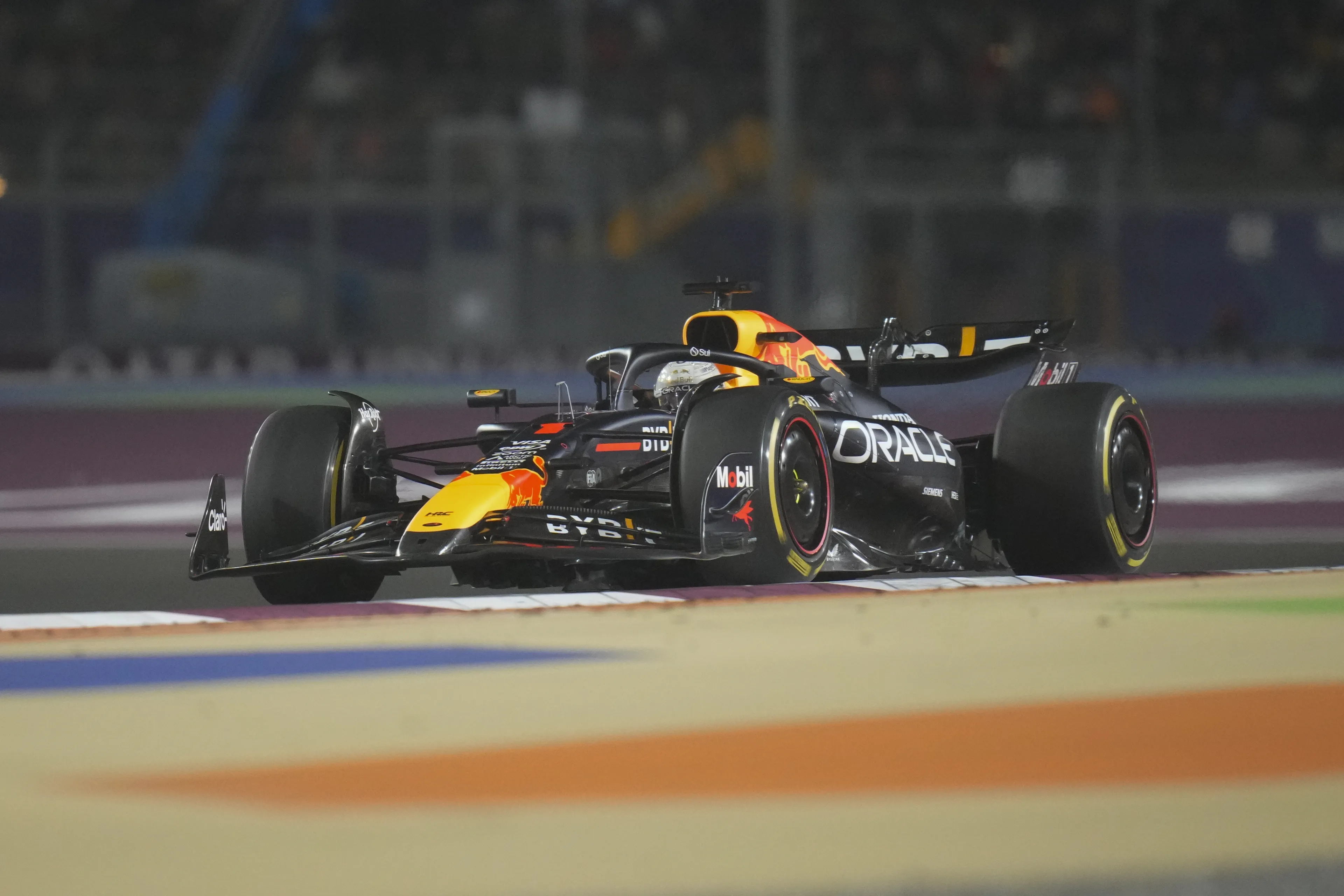 Max Verstappen heer en meester tijdens chaotische Grand Prix Qatar