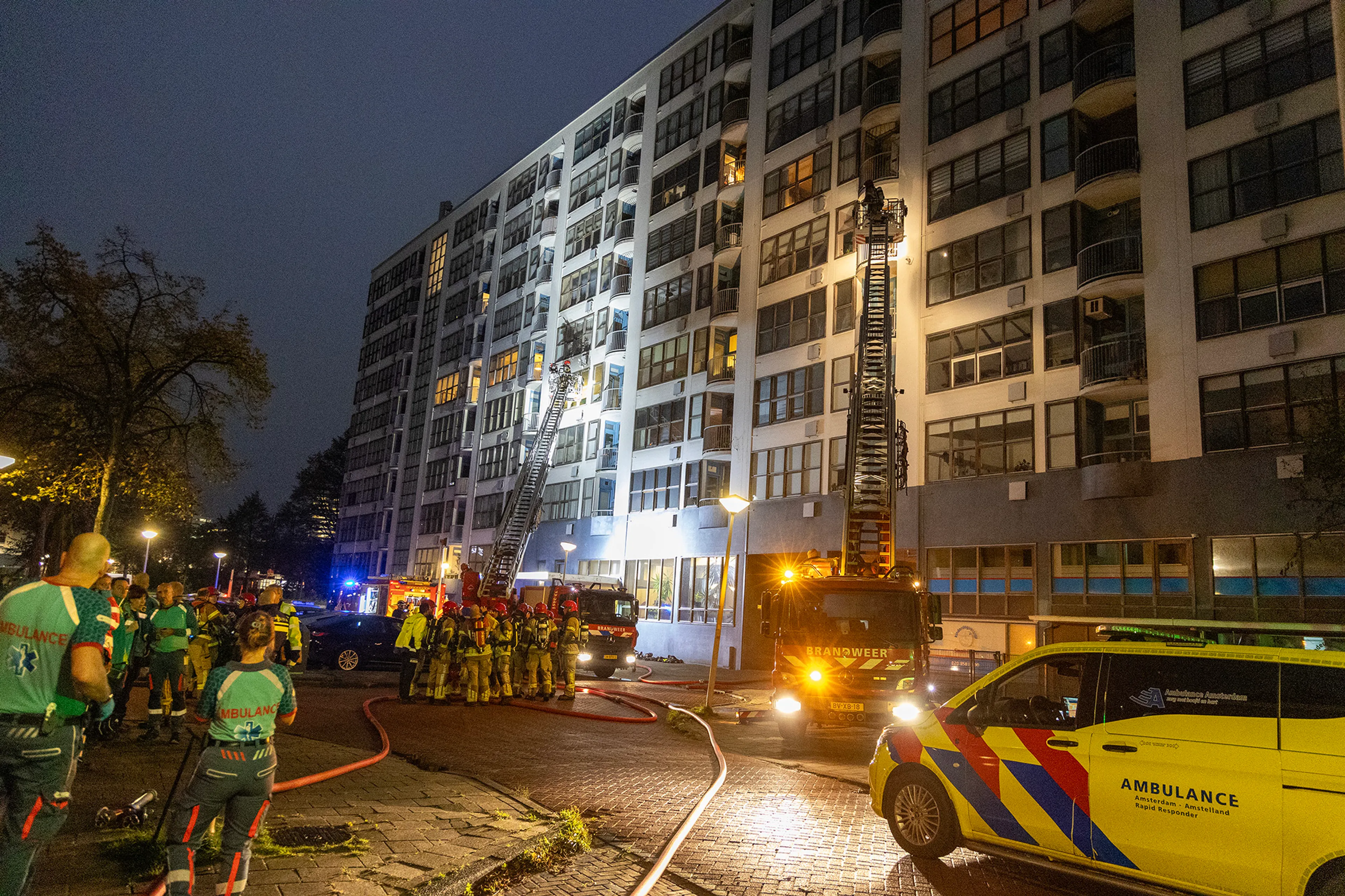 Zeer grote brand Amsterdam: 100 woningen ontruimd en 1 dode