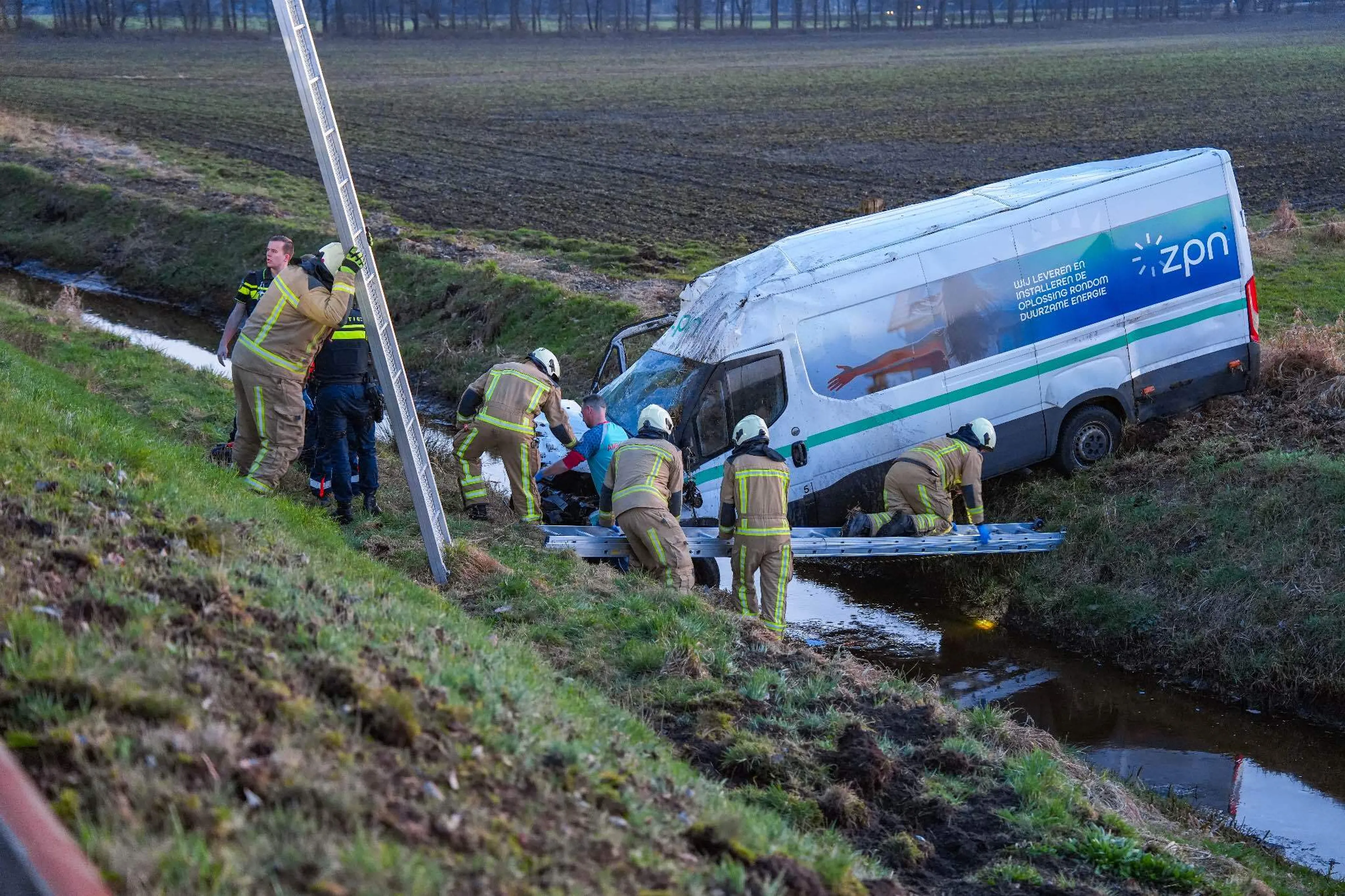 Bestuurder van busje slaat meerdere keren over de kop bij De Punt en raakt zwaargewond