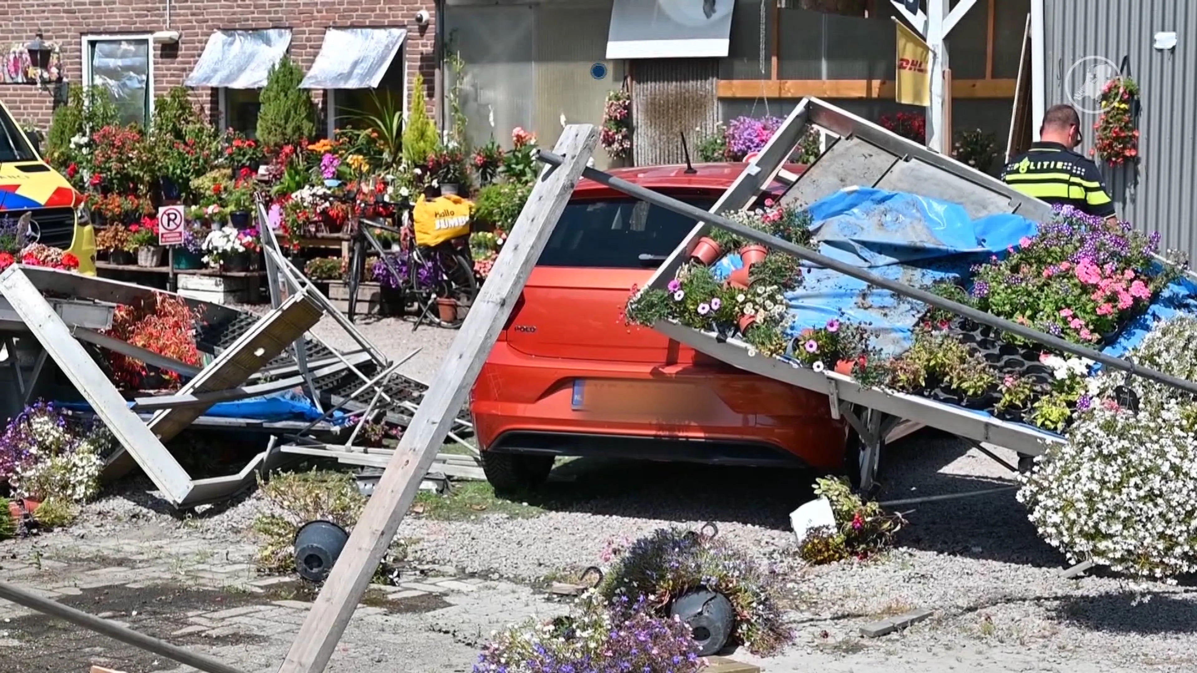 Auto rijdt dwars door planten heen bij tuincentrum Mijndrecht