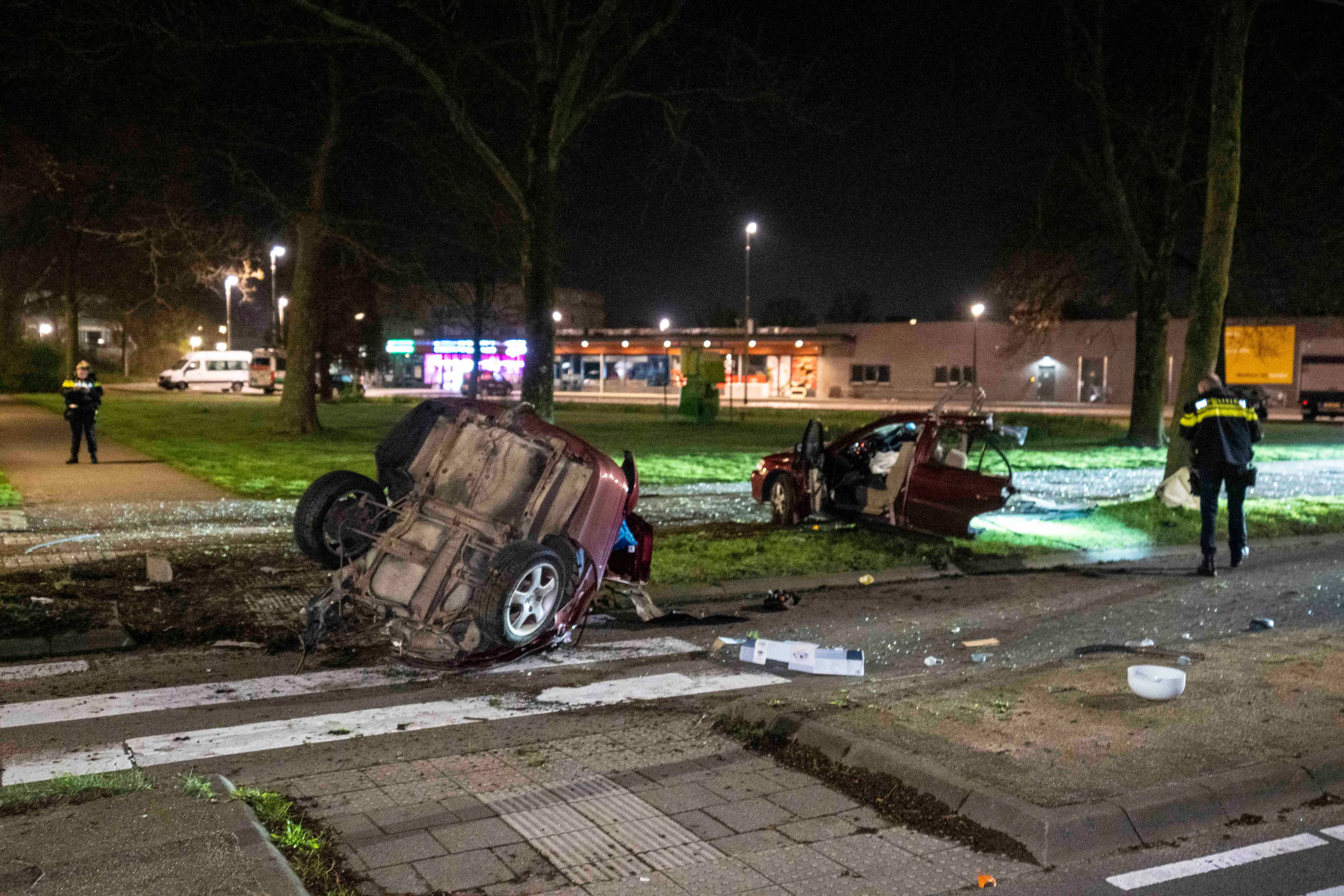 Auto breekt in tweeën bij zware crash in Arnhem