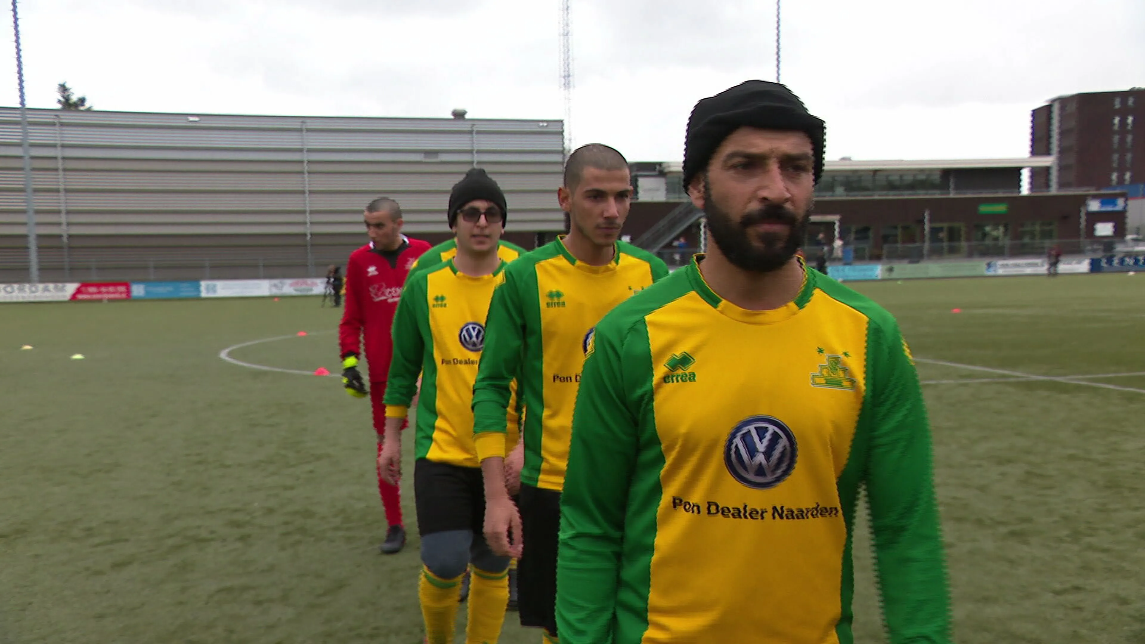 Huizen komt in actie zodat asielzoekers kunnen voetballen: 'Je laat ze zo wel wat anders zien'