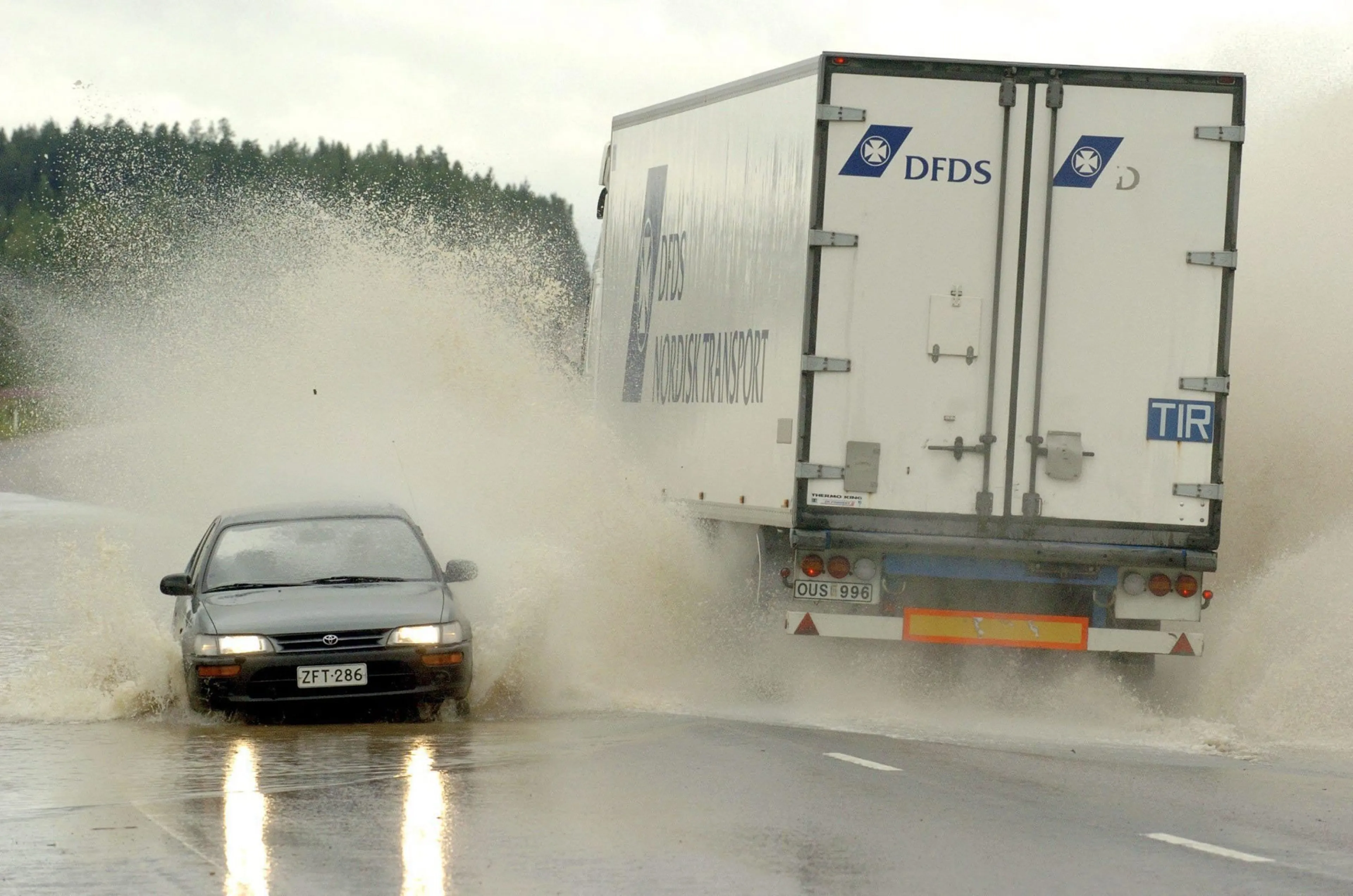 Rijden bij wateroverlast en aquaplaning: dit moet je weten