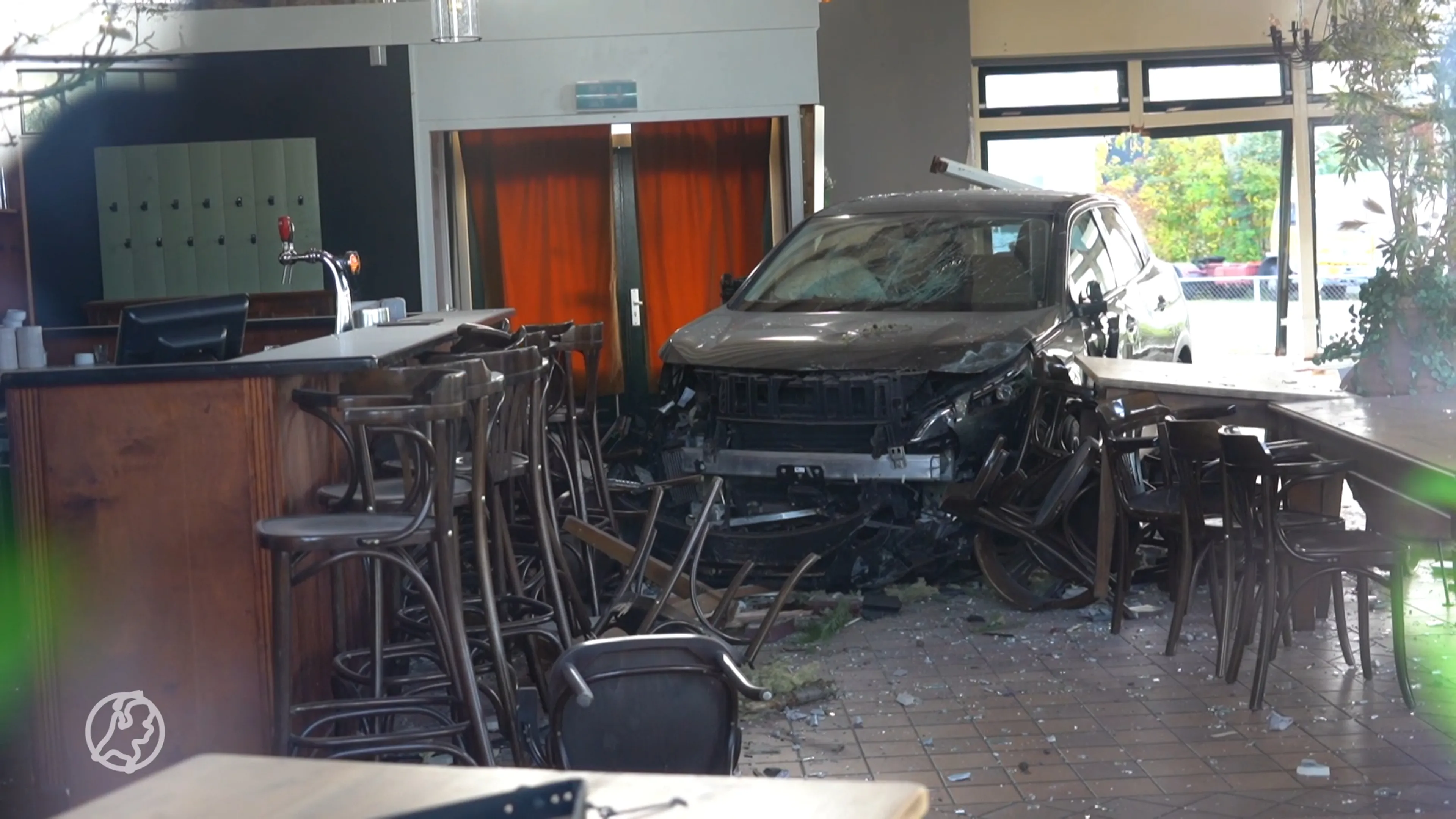 Enorme schade in restaurant Zwaag nadat auto pand binnen is gereden