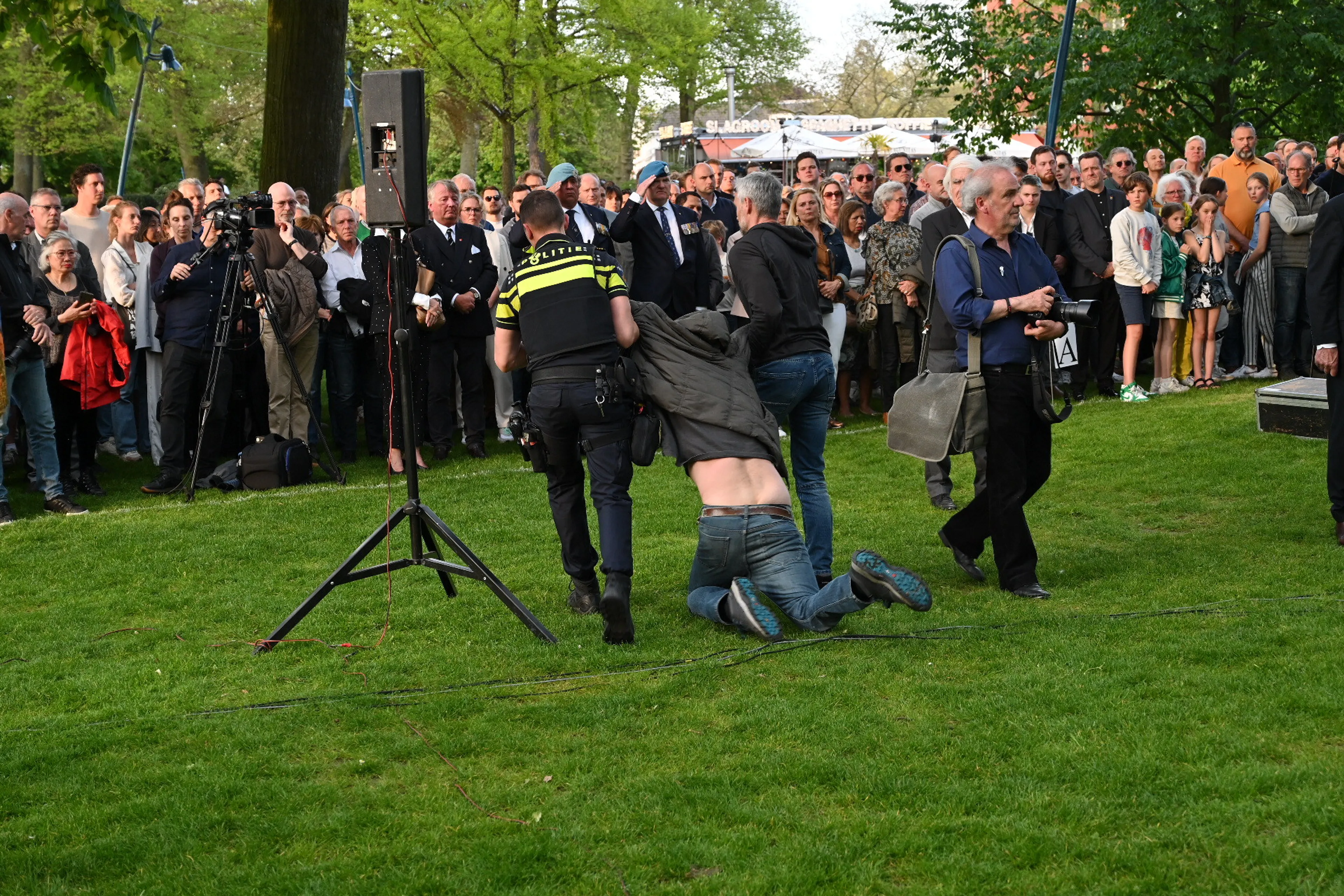 Beschonken man begint te schreeuwen tijdens stiltemoment dodenherdenking Breda