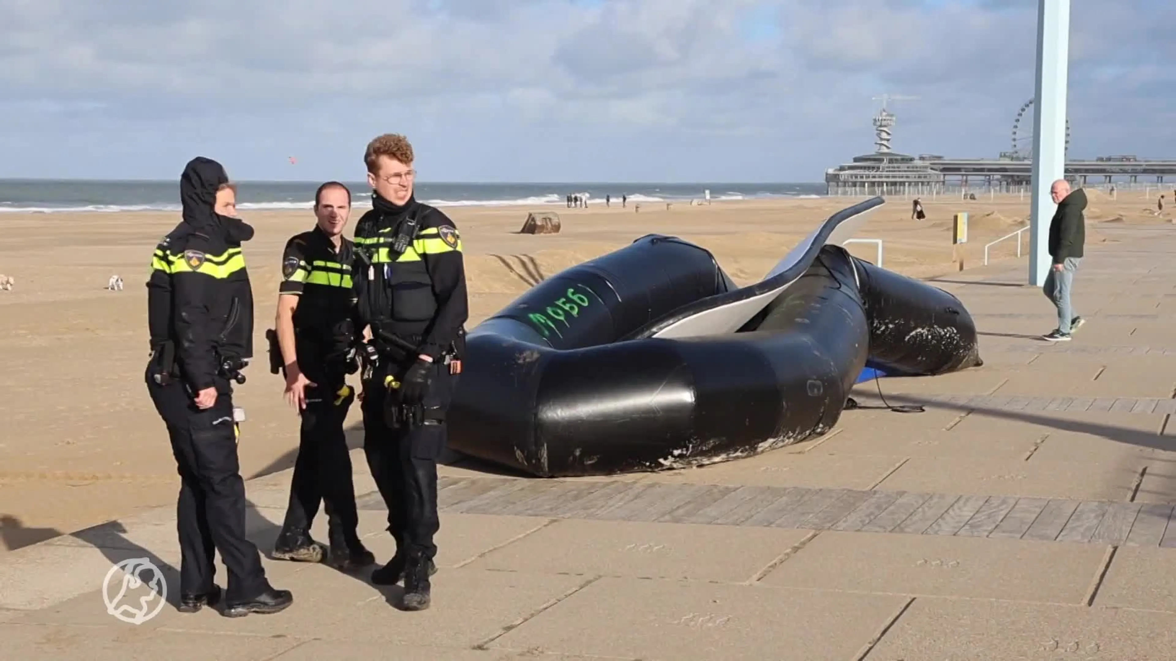 Rubberboot met schoenen, kleding en geld spoelt aan bij Scheveningen