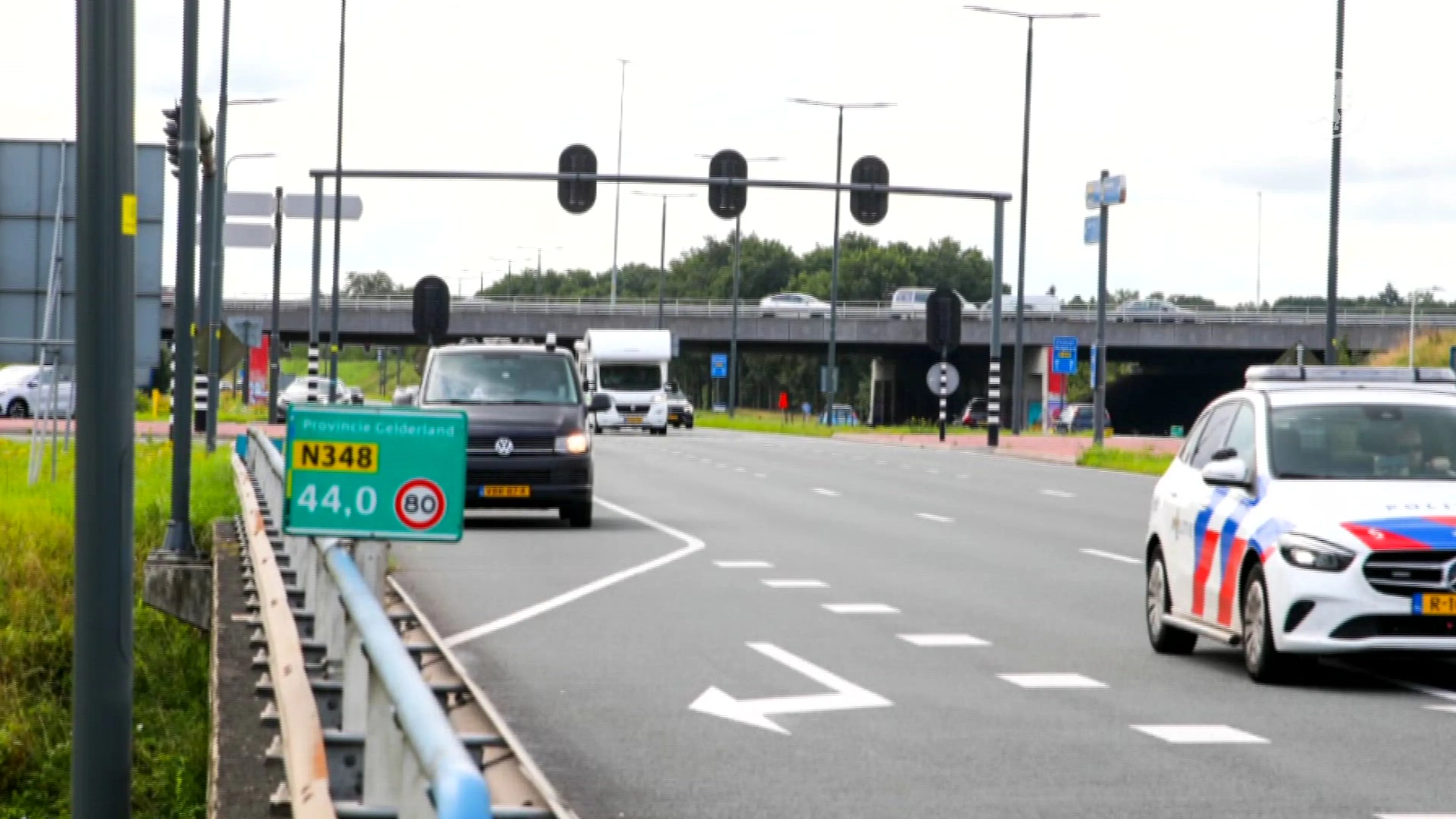 Verdachten rennen over A1 maar worden gepakt door politiehond